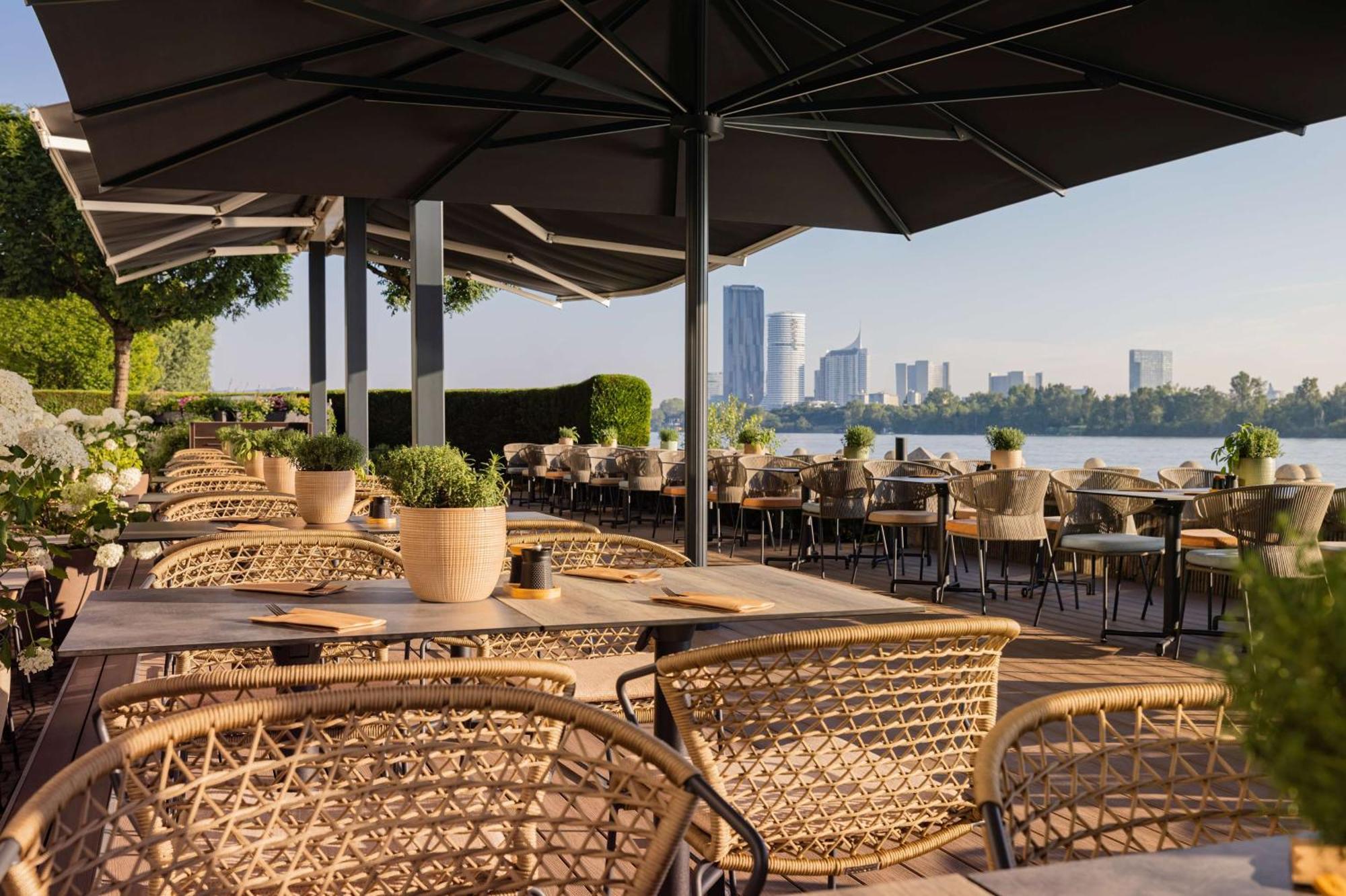 Hilton Waterfront 4*