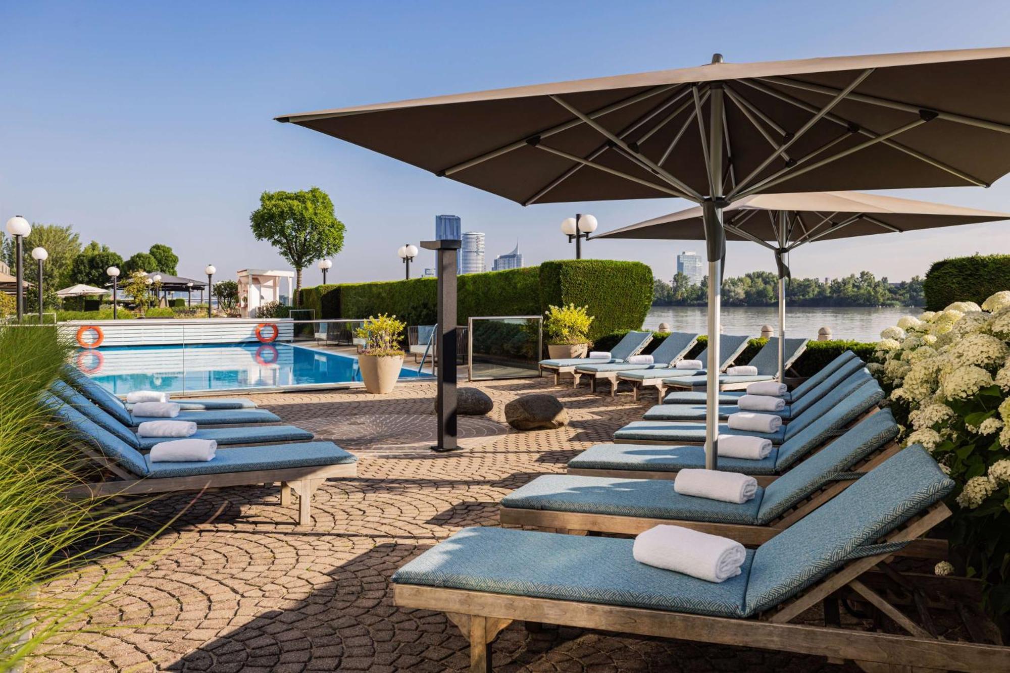 Hilton Waterfront Hotel 4*