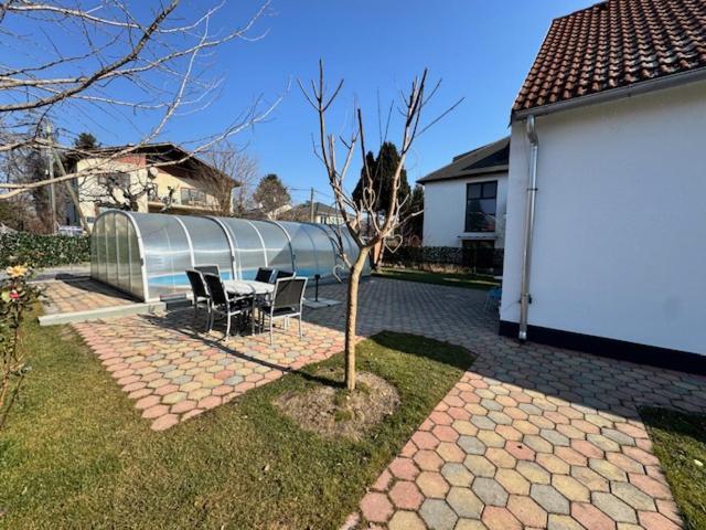 Villa In In Perfect Situaton Near Vic And Donau Park With Pool And Private Garden Sleeps 4 With 2 Bedrooms, Kitchen And Livingroom And Bath And Private Parking *