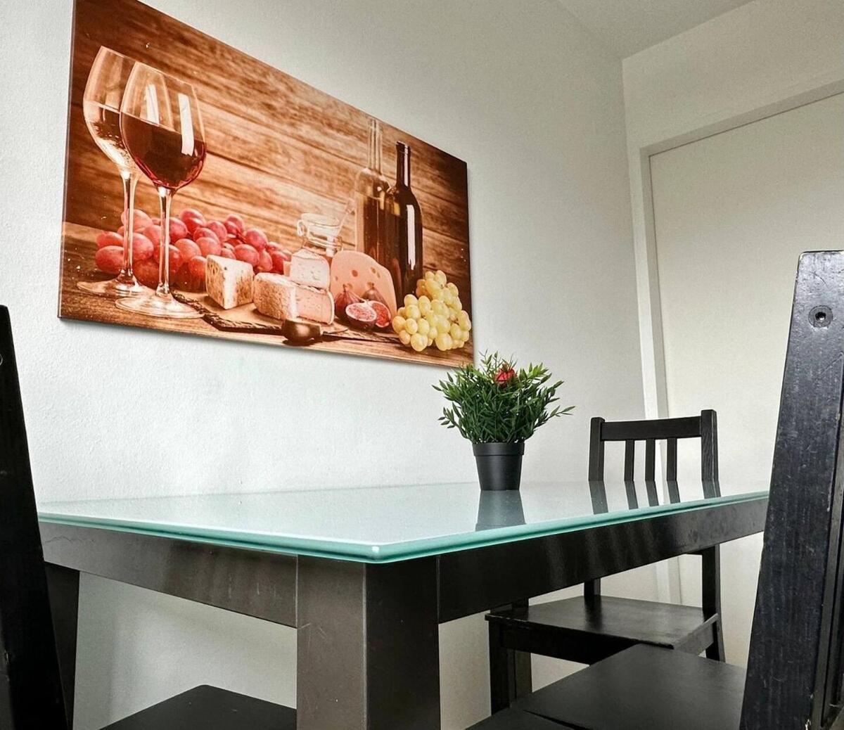 Perfect Location, 2 Min To Main Station Apartment *