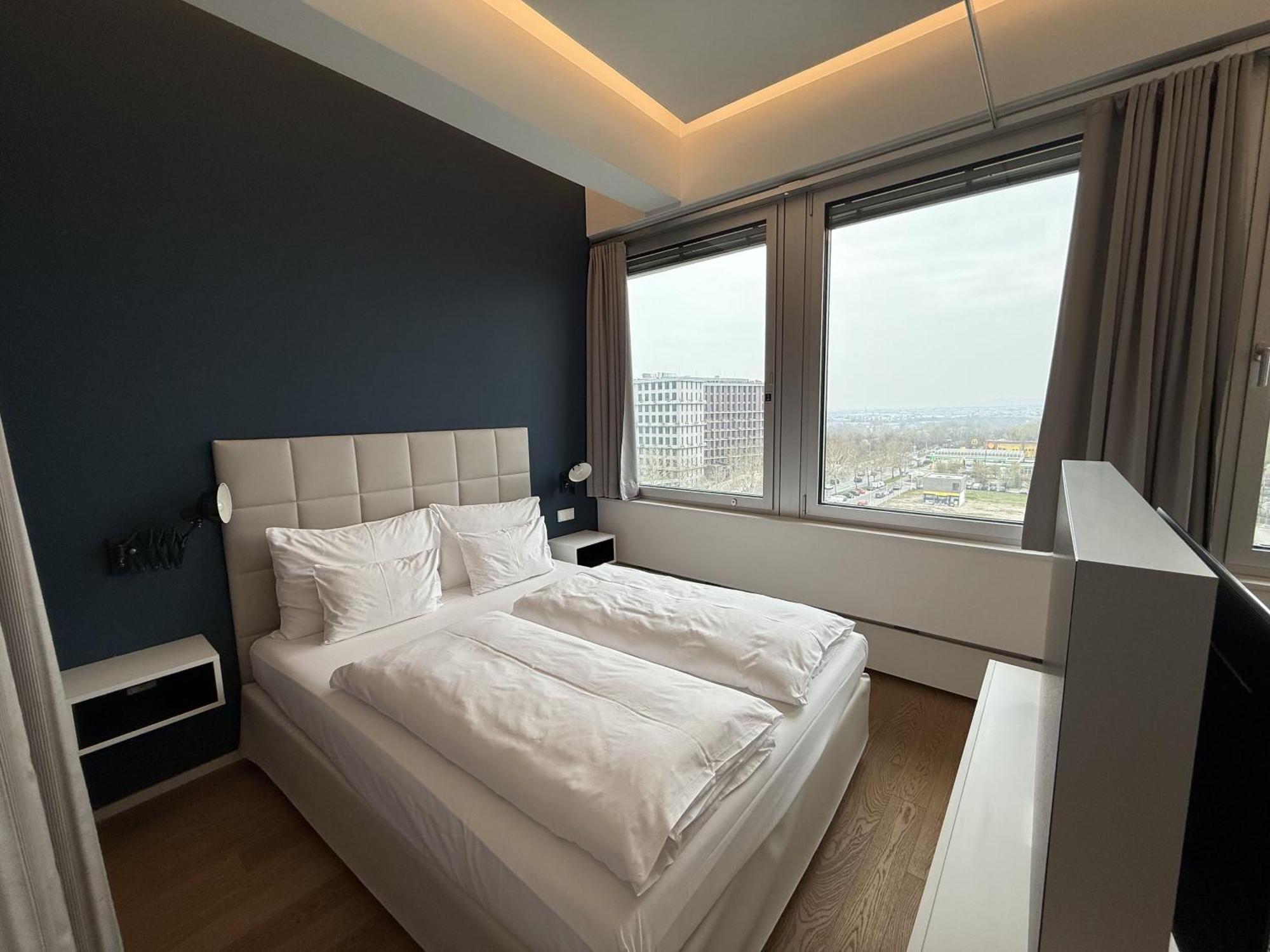 Penthouse-flair With Skyline-view Apartment *