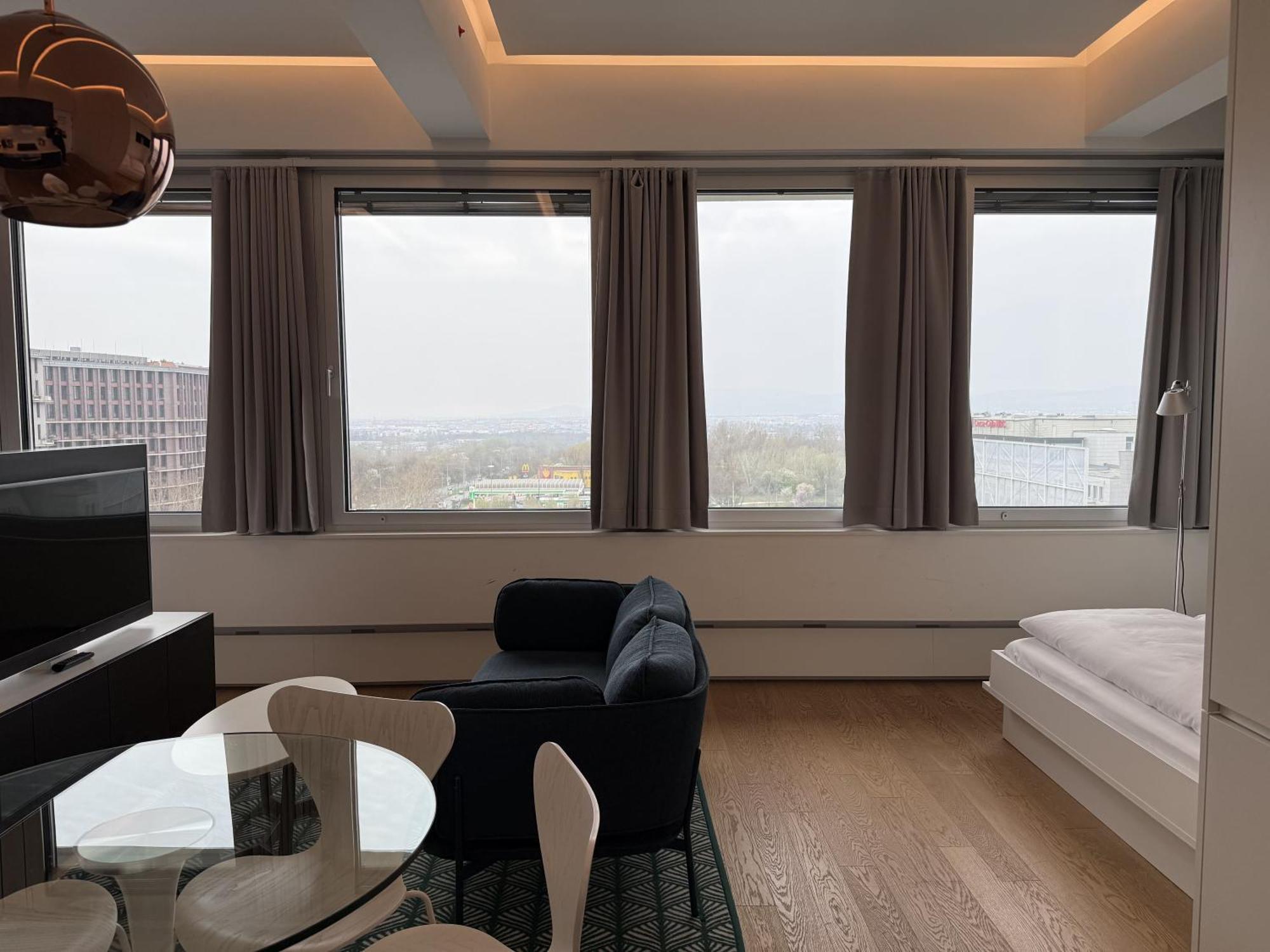 Penthouse-flair With Skyline-view *