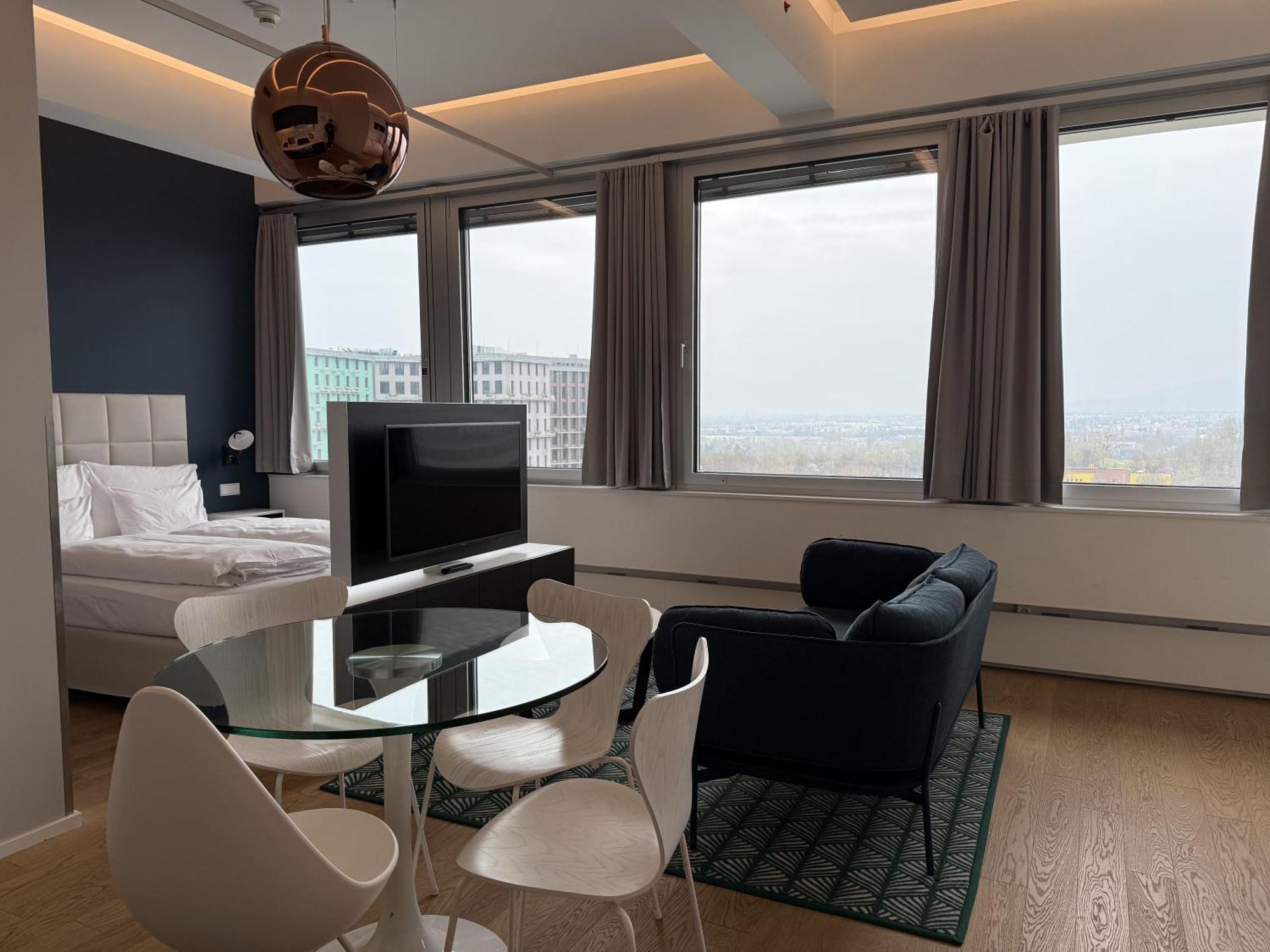 Penthouse-flair With Skyline-view Apartment