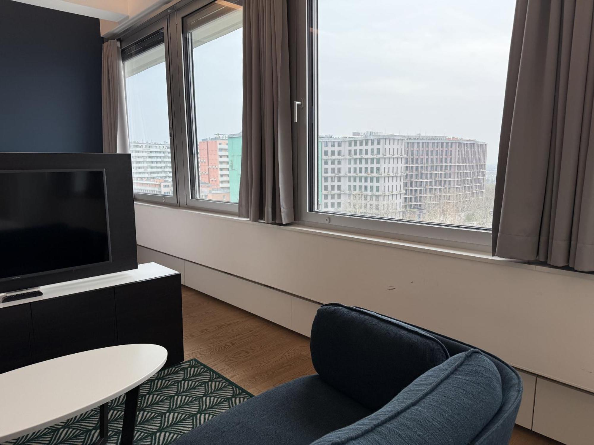 Penthouse-flair With Skyline-view *