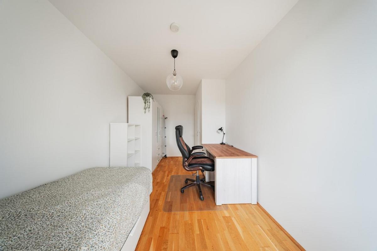 Great - 2 Bedrooms - With Parking *