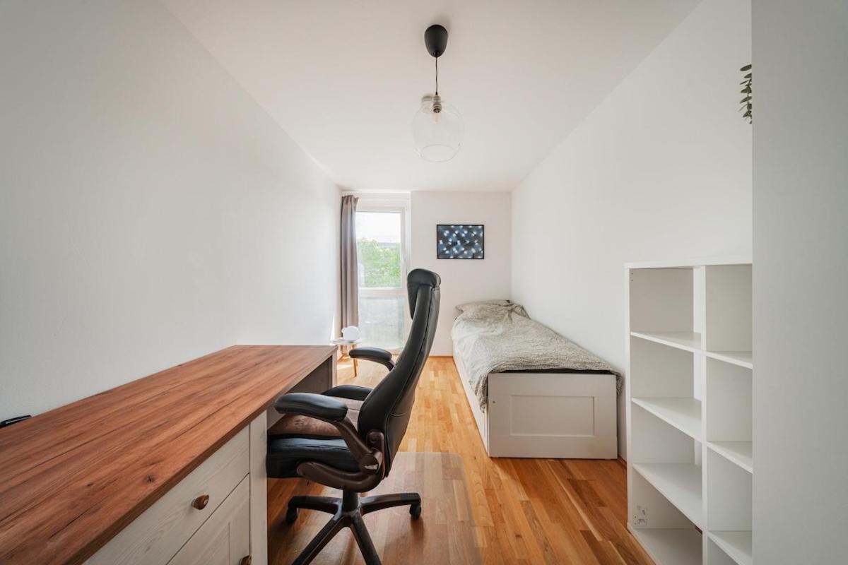 Great - 2 Bedrooms - With Parking Apartment *