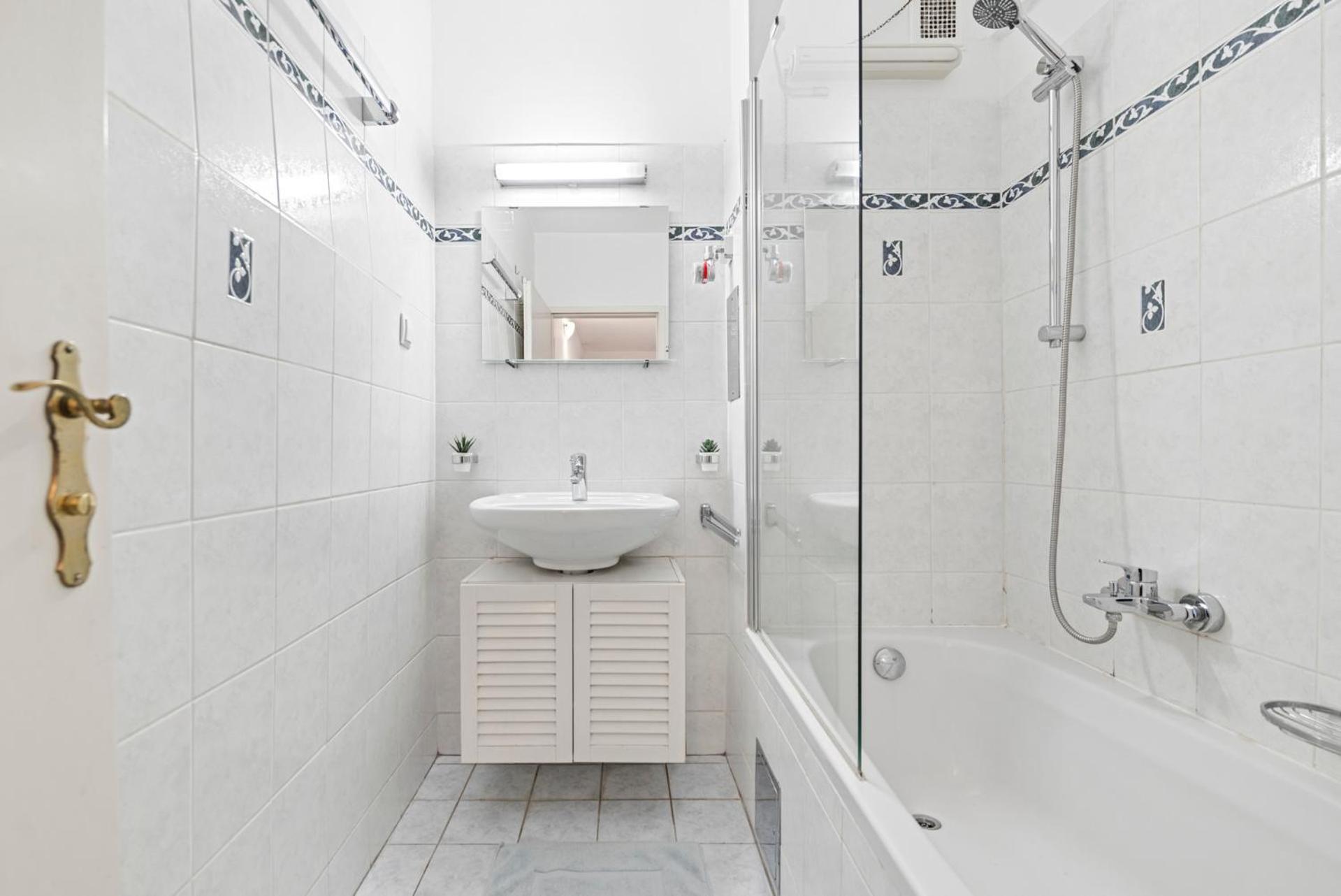 2 Bedroom In Neubau, 6 Min To Center Apartment *