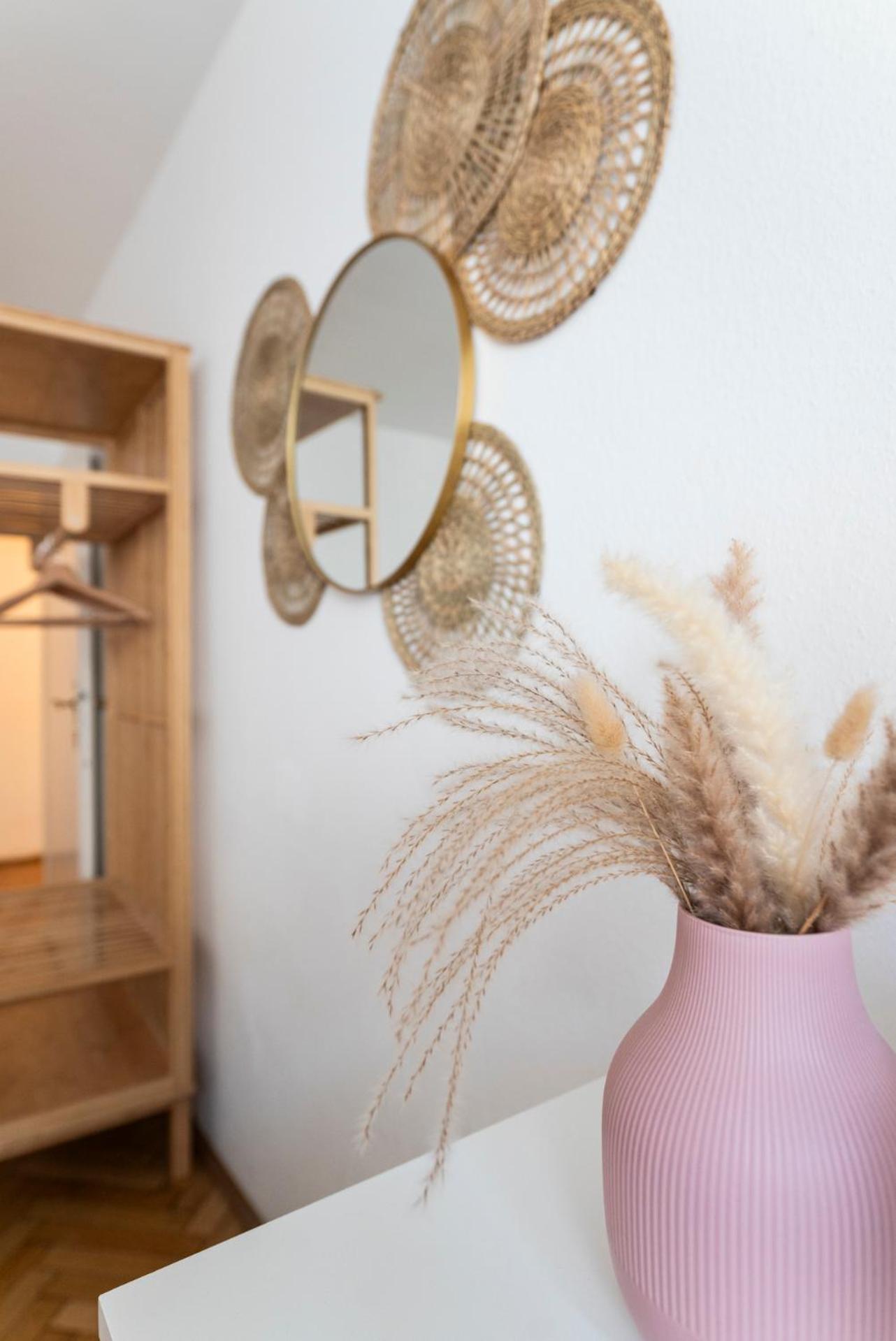 2 Bedroom In Neubau, 6 Min To Center * Vienna