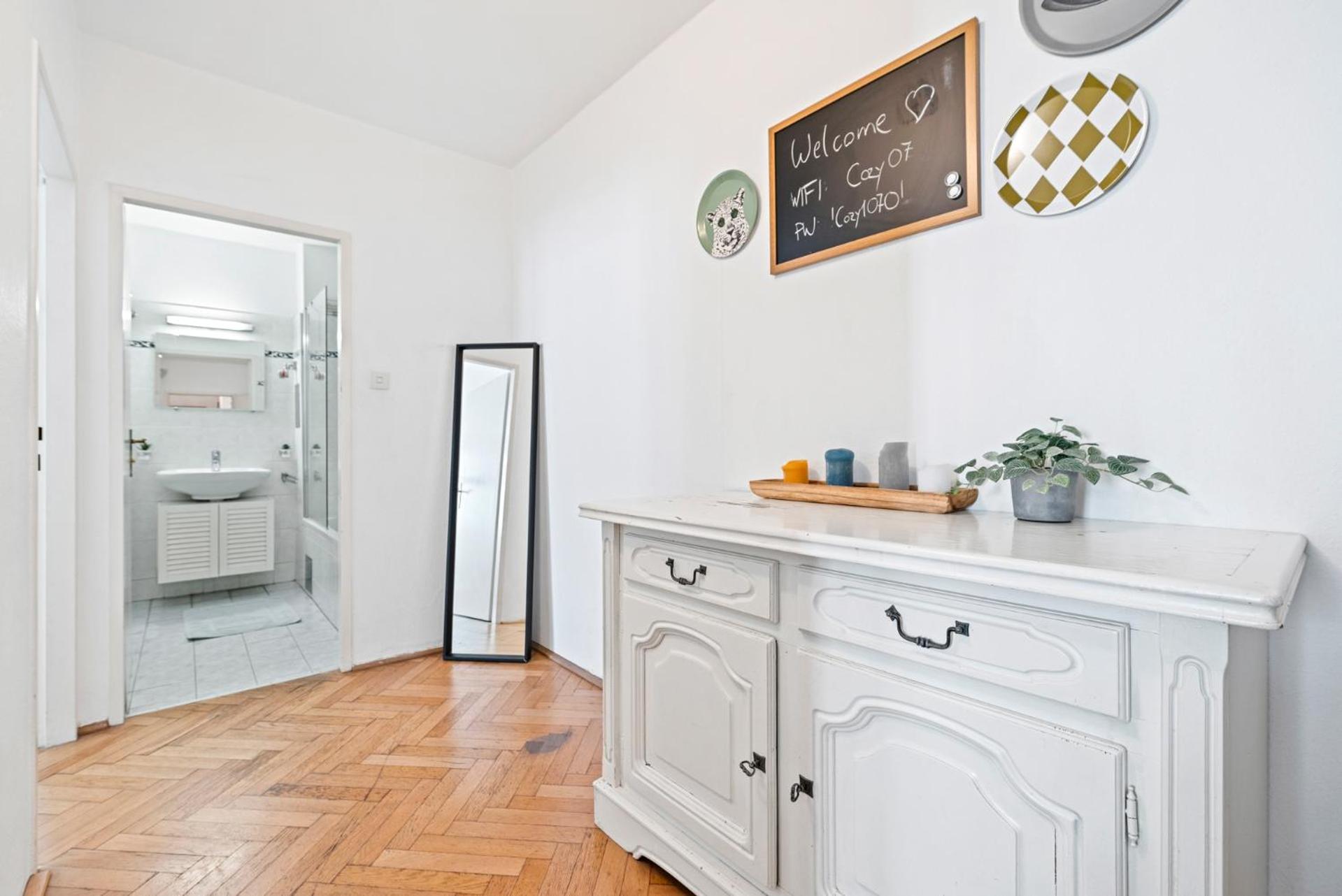 2 Bedroom In Neubau, 6 Min To Center