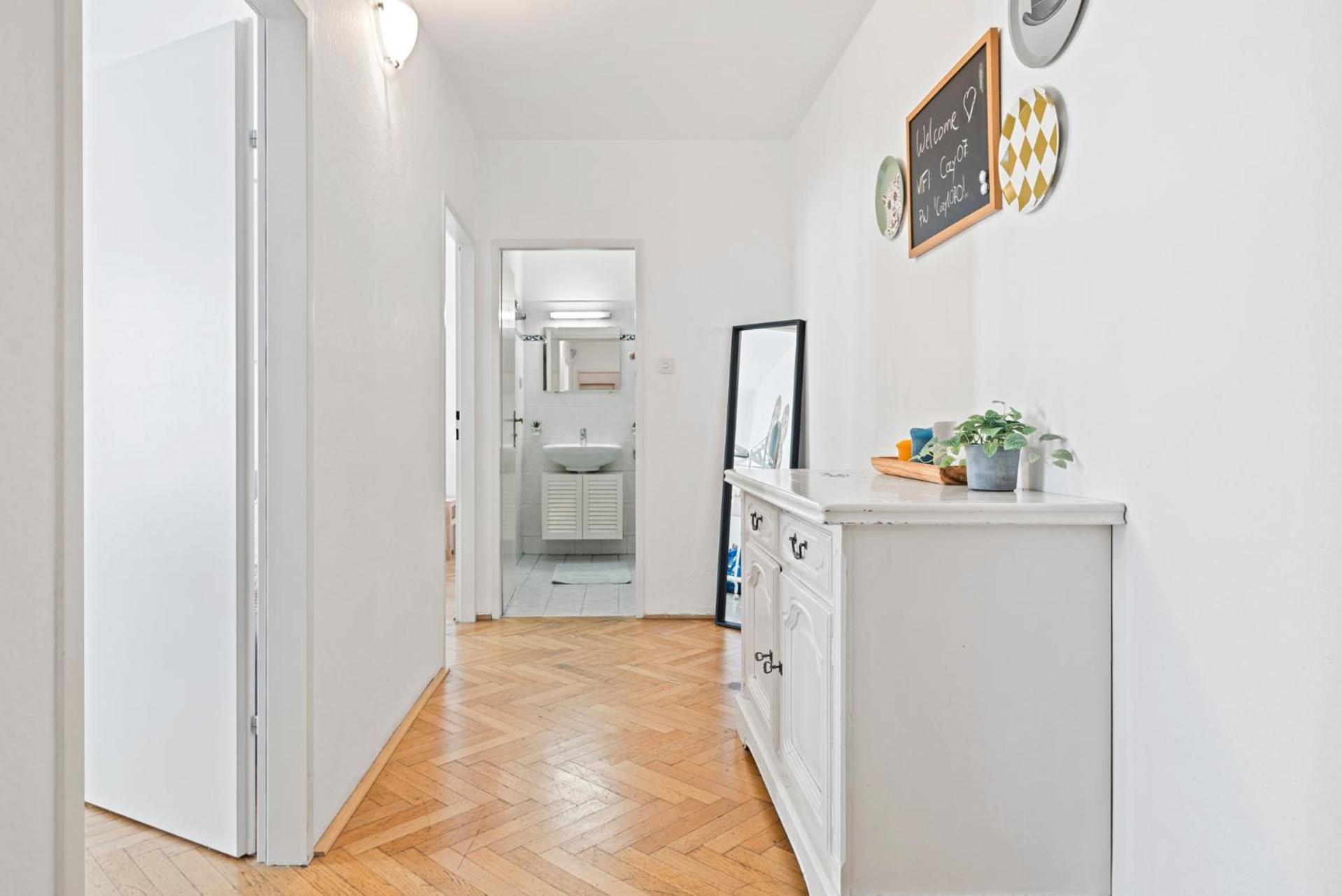 Apartment 2 Bedroom In Neubau, 6 Min To Center *