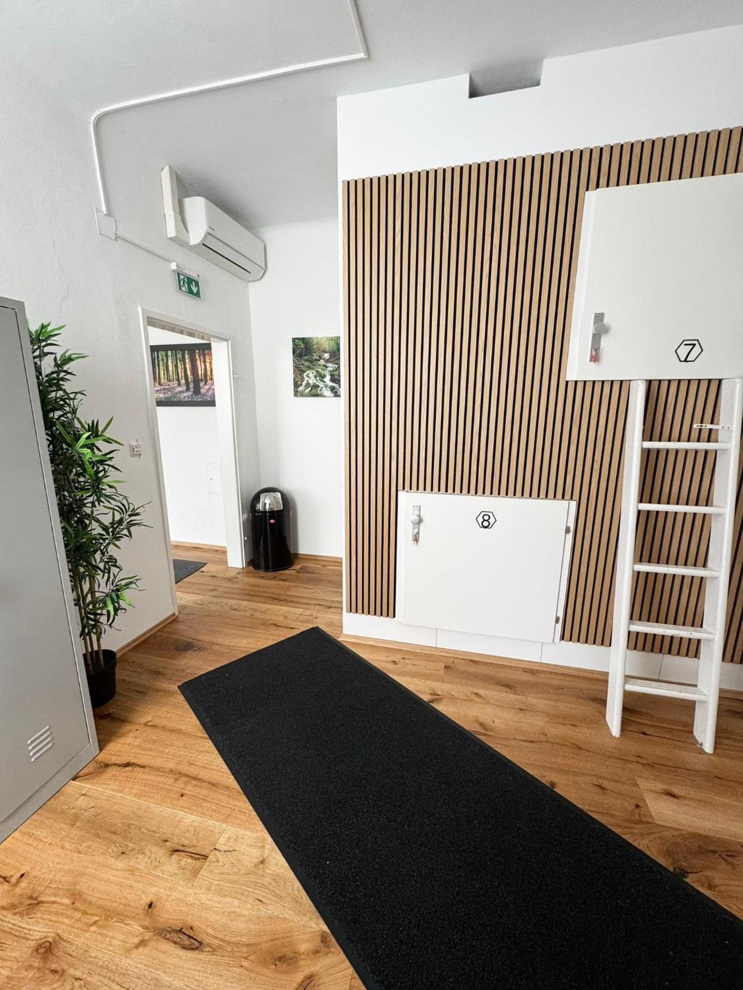 Capsule hotel Robin Wood *