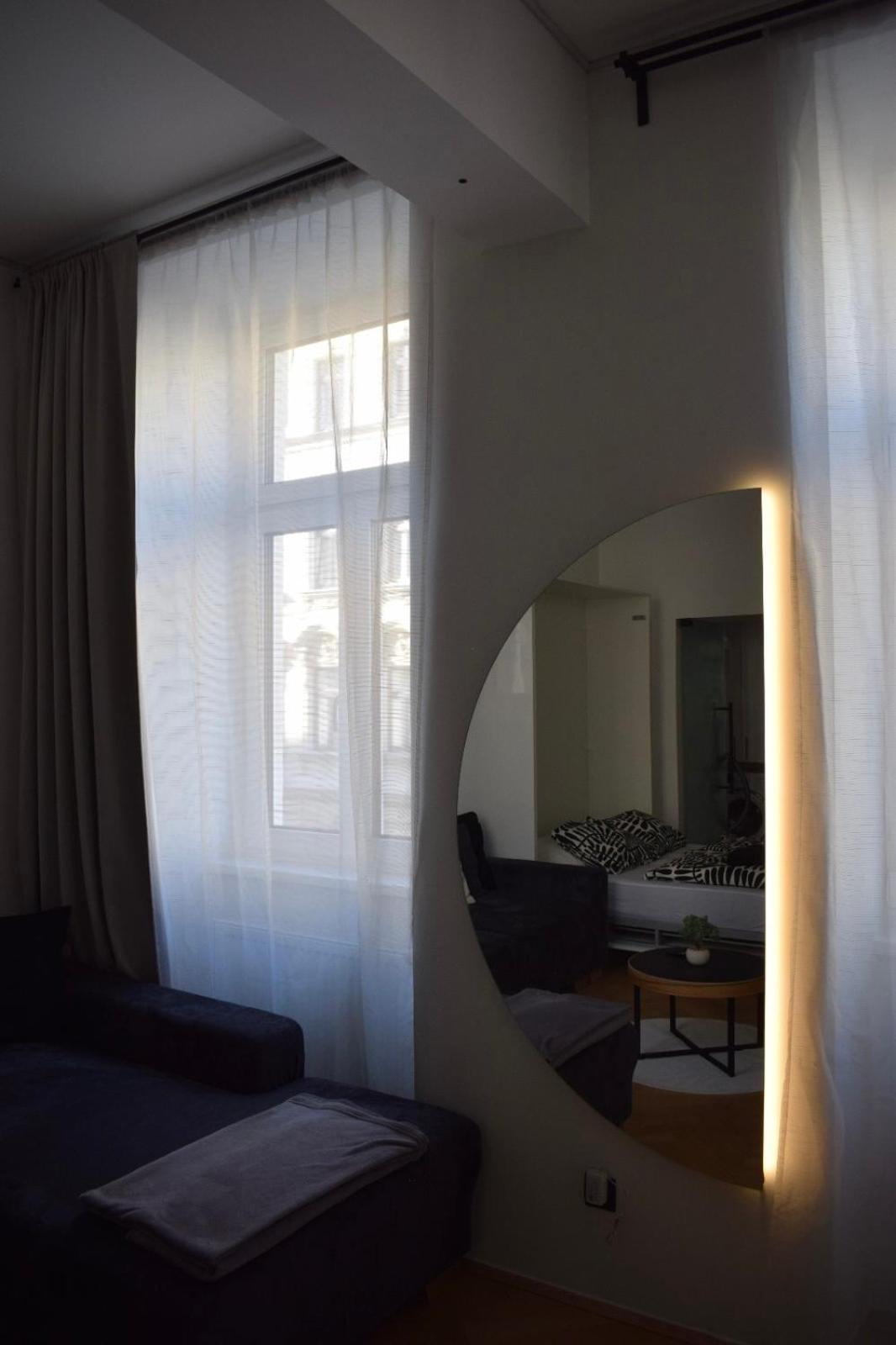 Apartment Black & White *