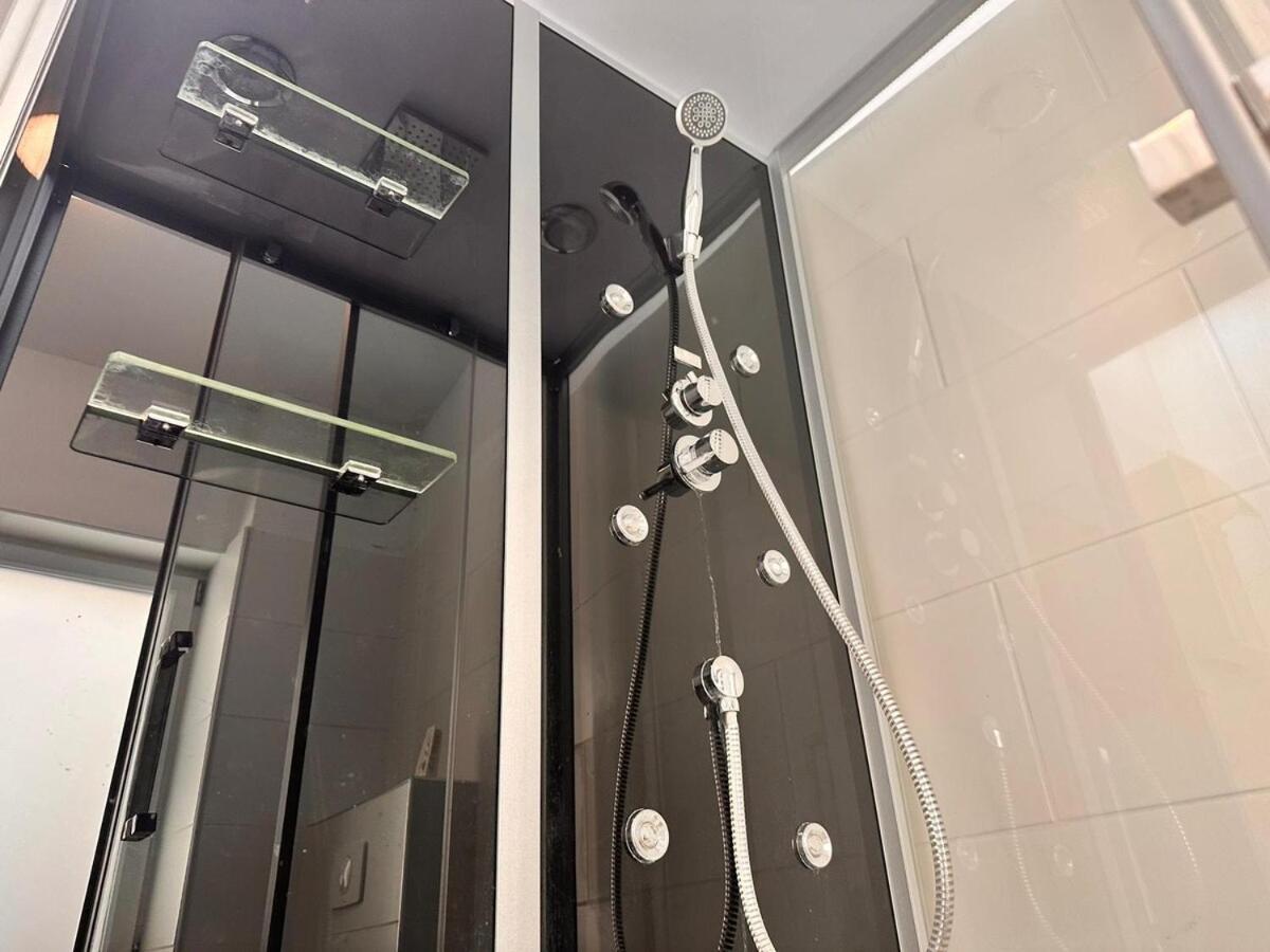 Full Premium - 2 Bedrooms For 5 People - Near Metro Holiday home