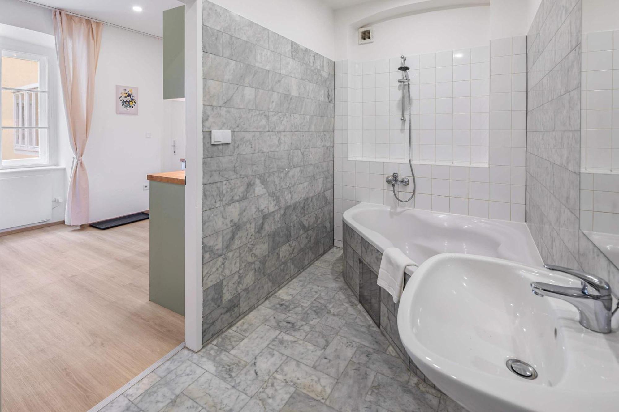 Apartment Guest Favorite Quite Retreat Walk To Center *