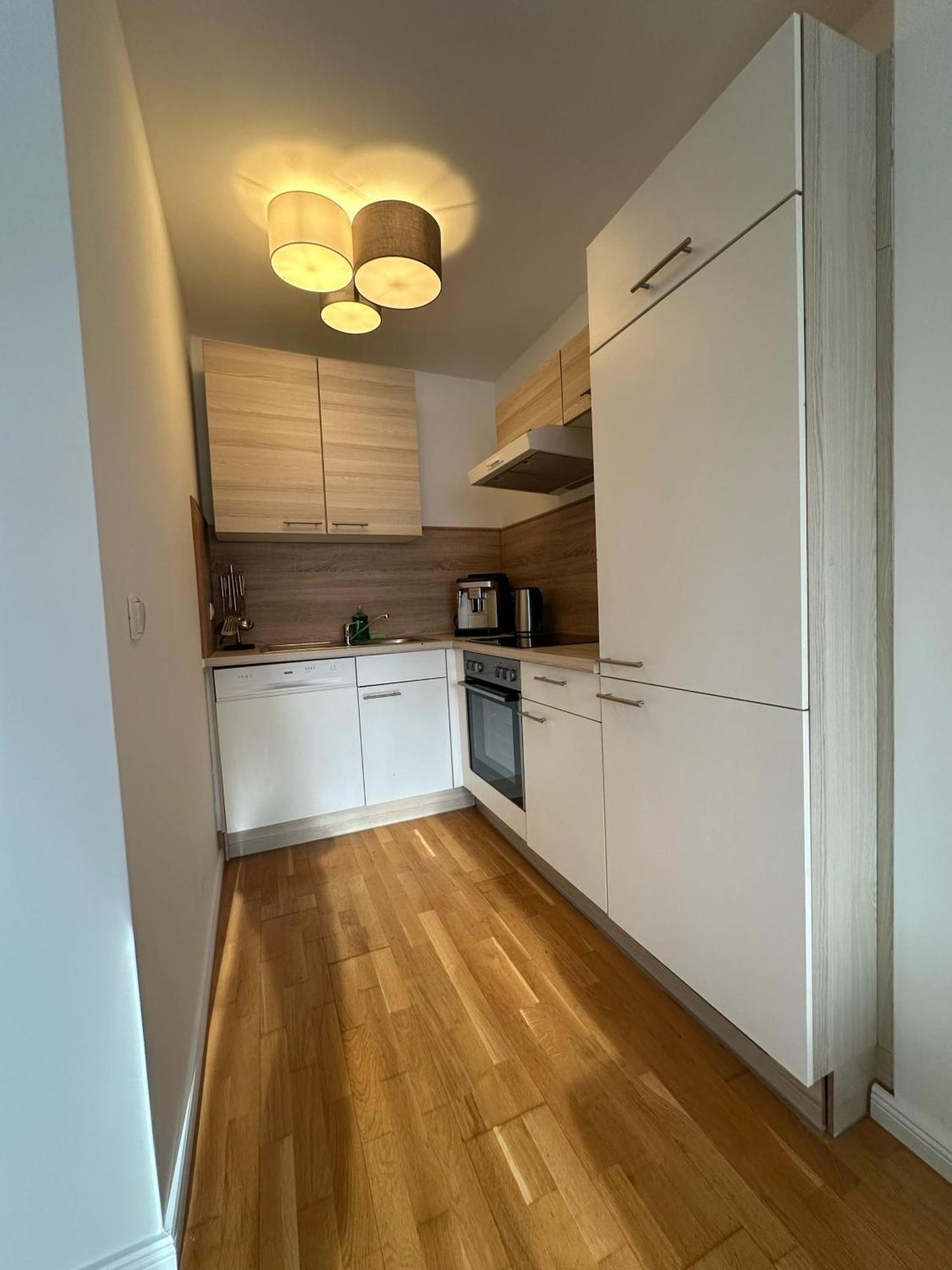 Apartment Chic 1br & 1lr, Kingbed, Only 9 Min To Center Via Metro