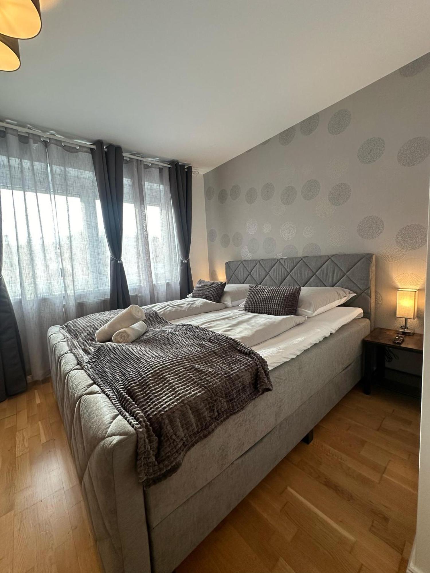Chic 1br & 1lr, Kingbed, Only 9 Min To Center Via Metro *