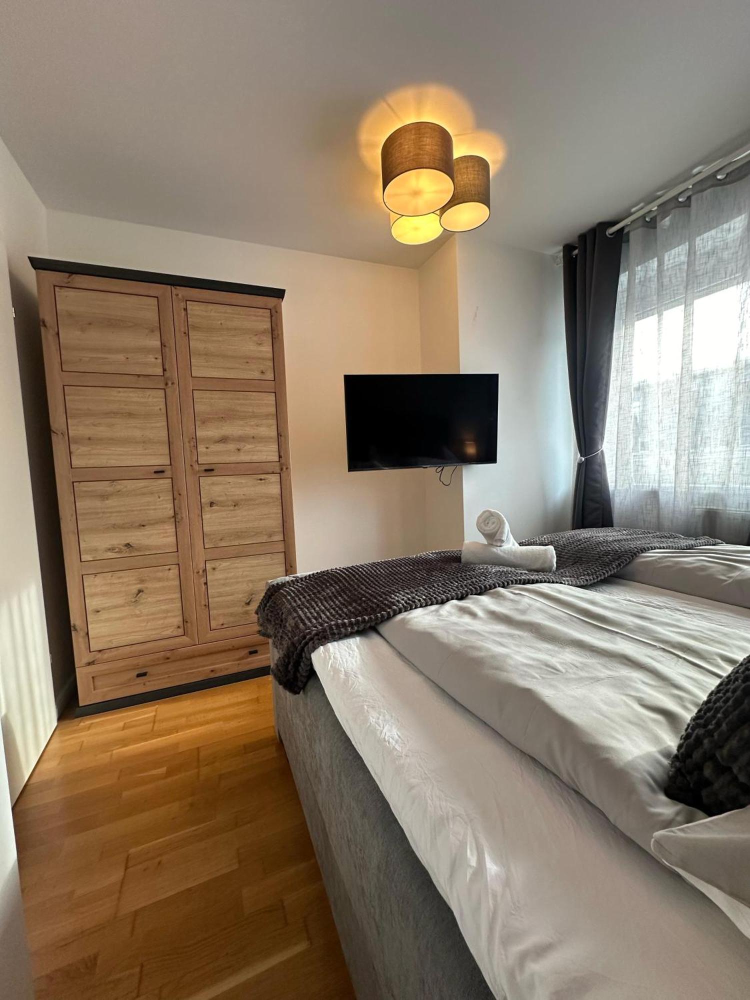 Apartment Chic 1br & 1lr, Kingbed, Only 9 Min To Center Via Metro *