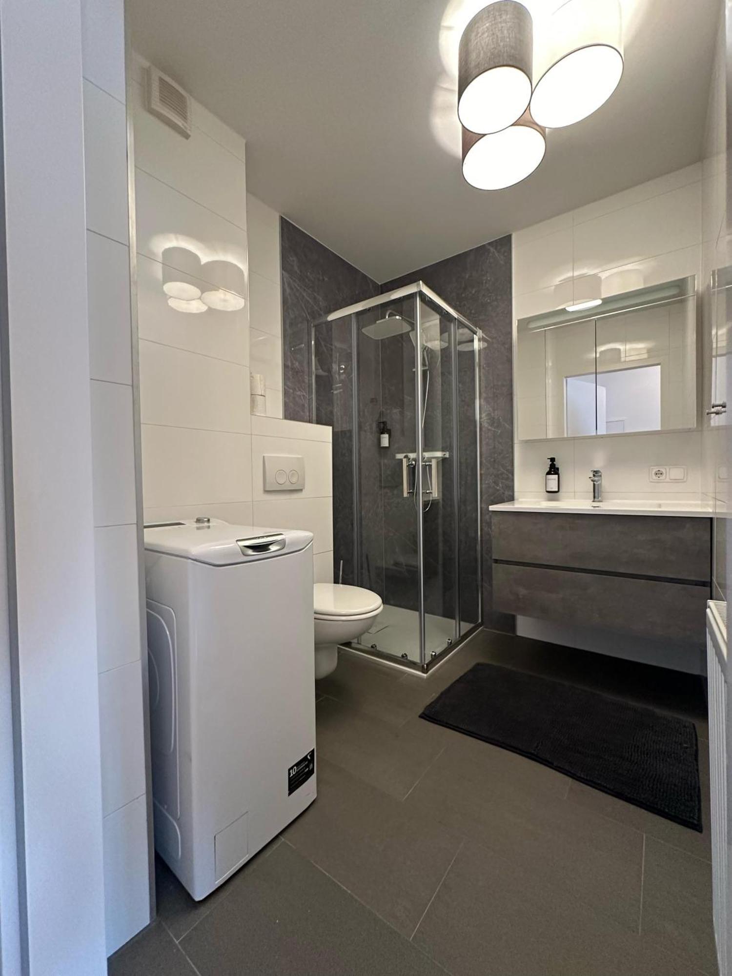 Chic 1br & 1lr, Kingbed, Only 9 Min To Center Via Metro Apartment *