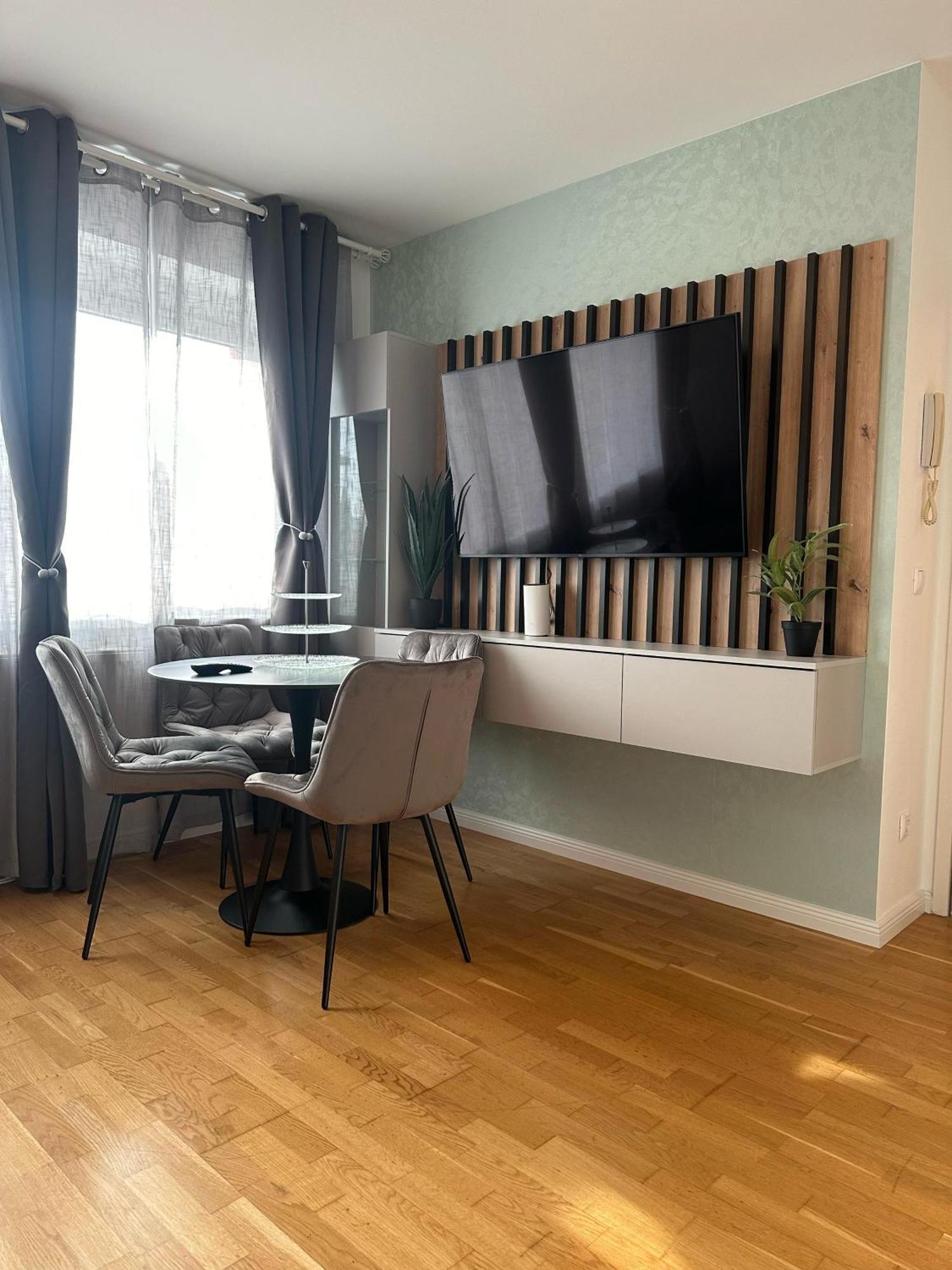 Apartment Chic 1br & 1lr, Kingbed, Only 9 Min To Center Via Metro Vienna