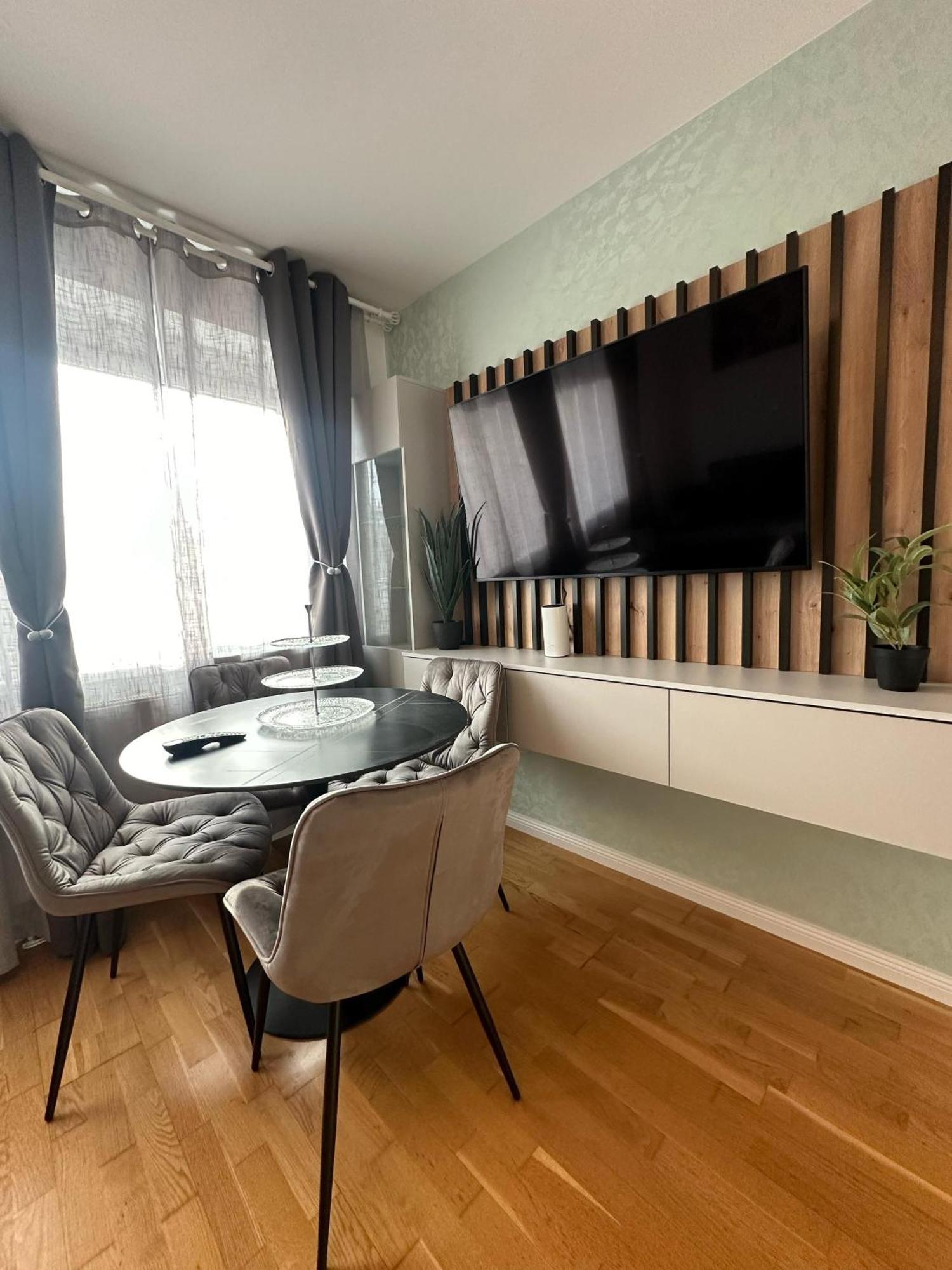 Chic 1br & 1lr, Kingbed, Only 9 Min To Center Via Metro *