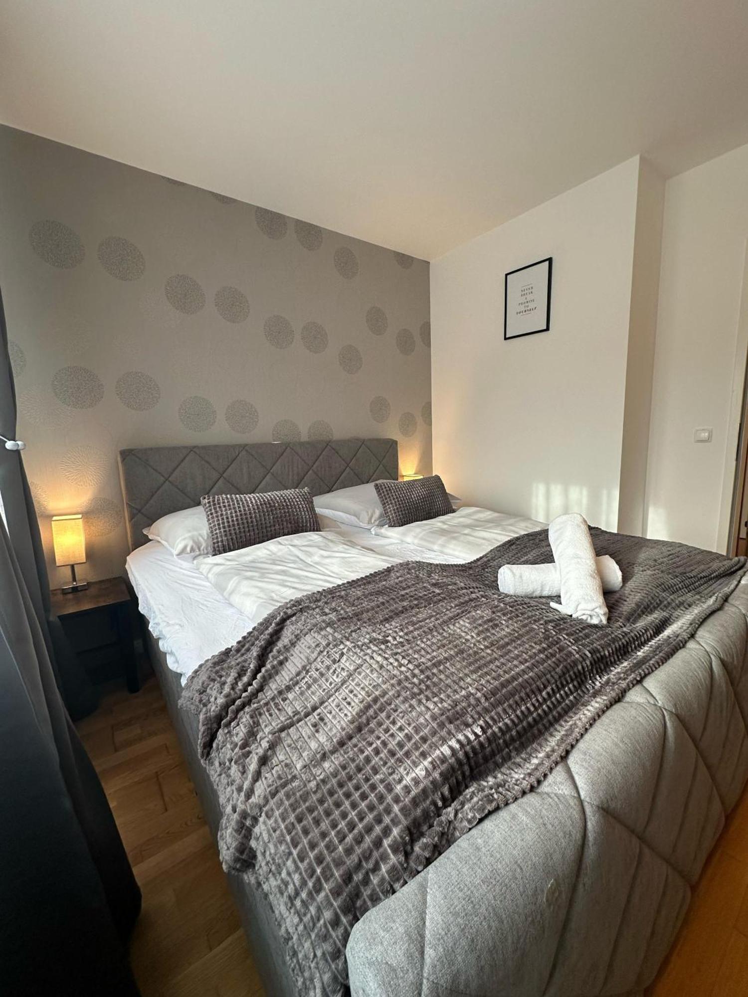 Chic 1br & 1lr, Kingbed, Only 9 Min To Center Via Metro Apartment Vienna