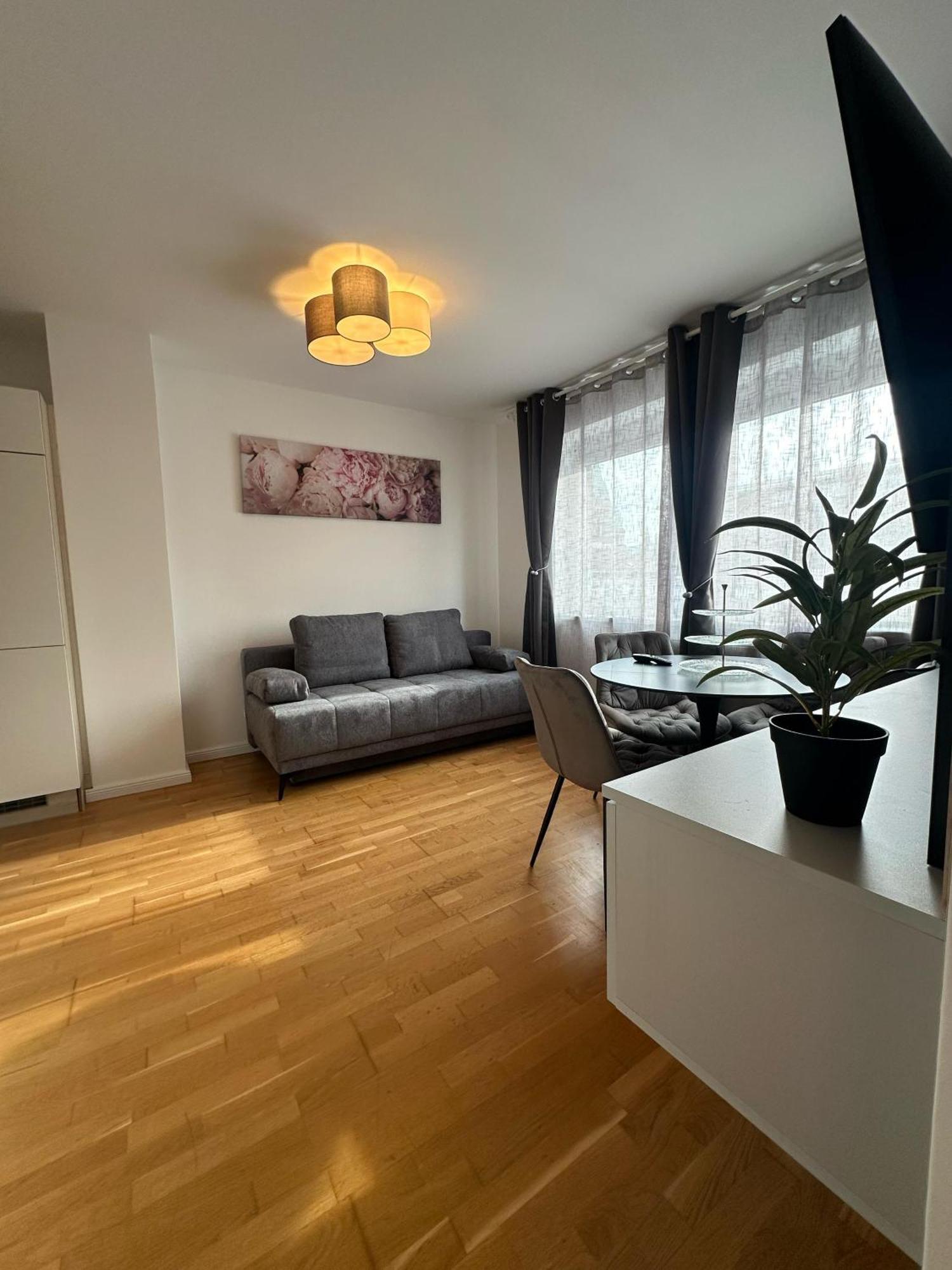 Chic 1br & 1lr, Kingbed, Only 9 Min To Center Via Metro