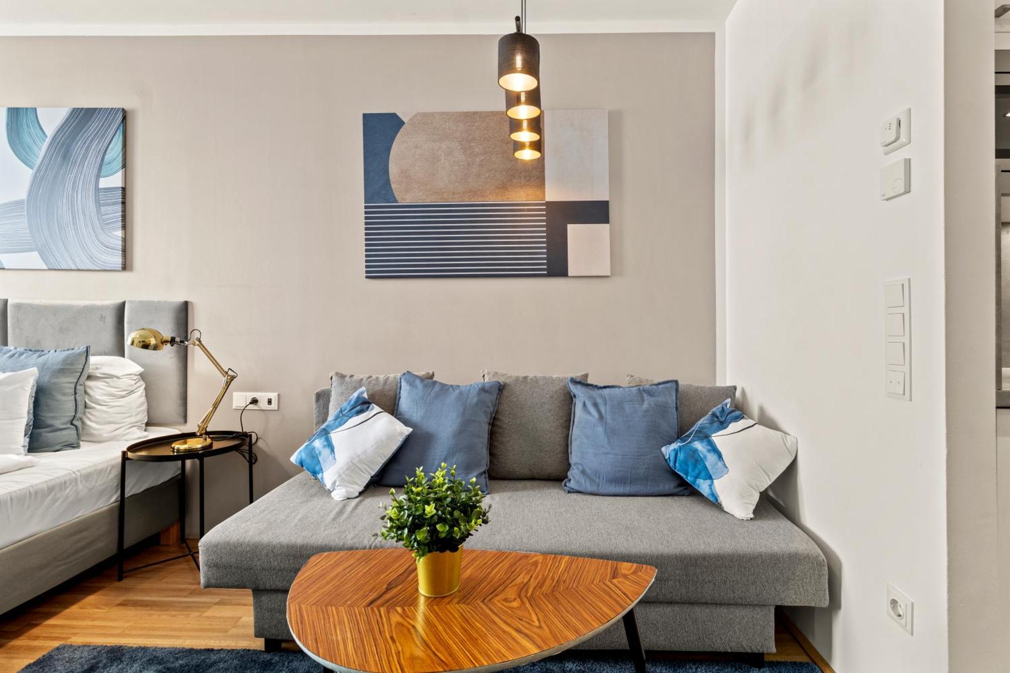At Station I 3 Minutes To Shopping Street I High Speed Wifi Apartment