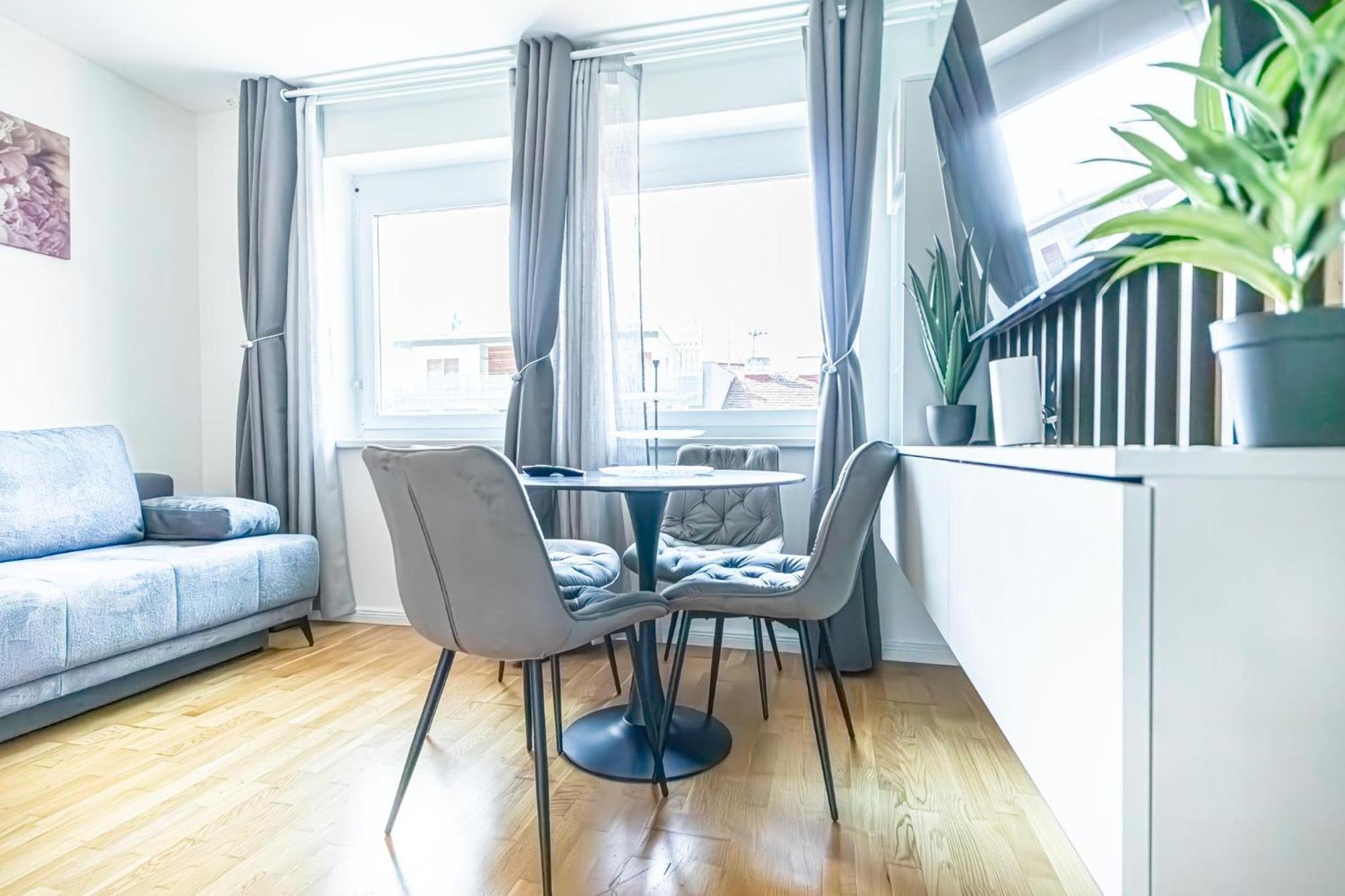 Chic 1br & 1lr, Kingbed, Only 9 Min To Center Via Metro Apartment *