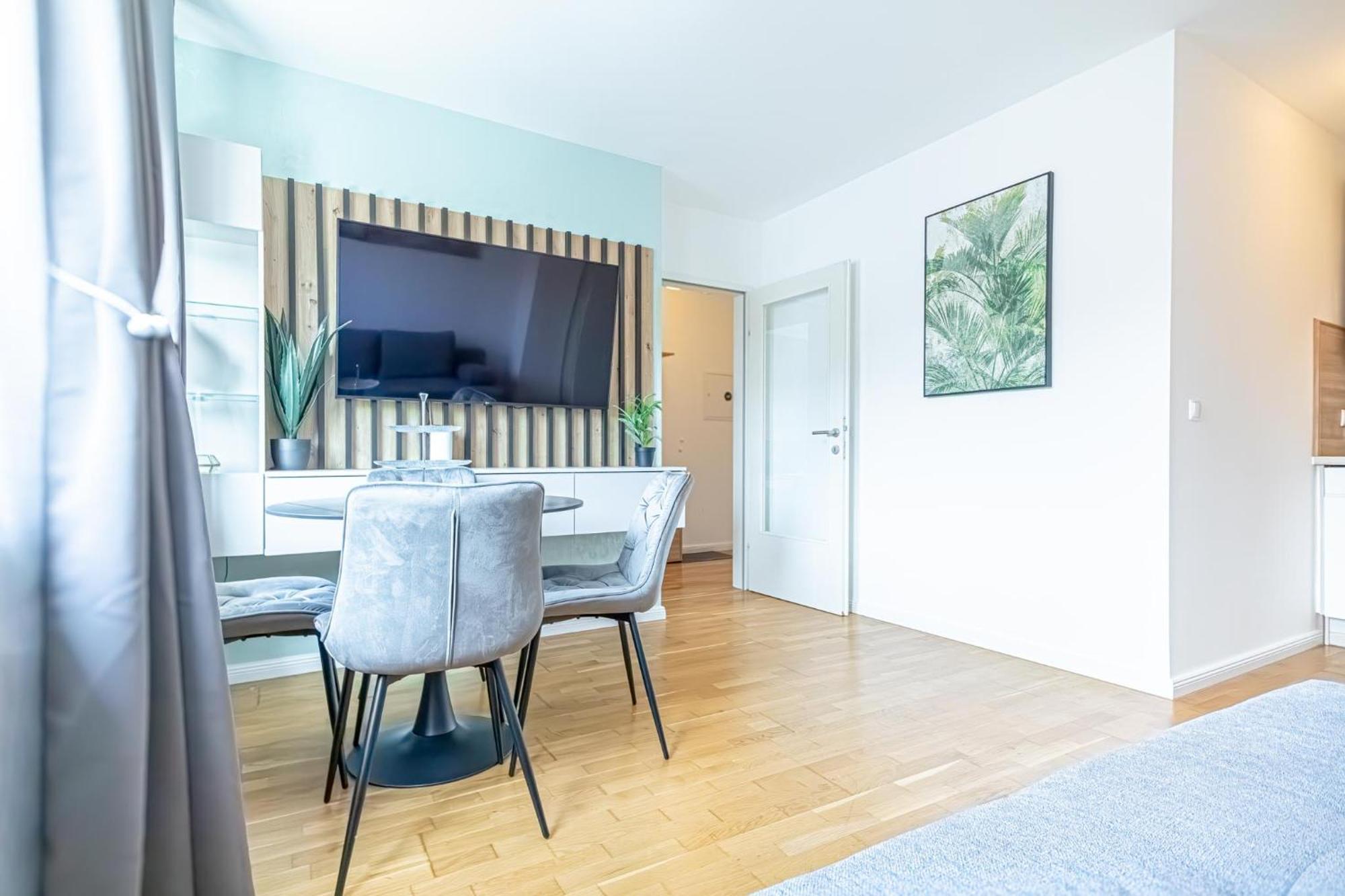 Chic 1br & 1lr, Kingbed, Only 9 Min To Center Via Metro Apartment