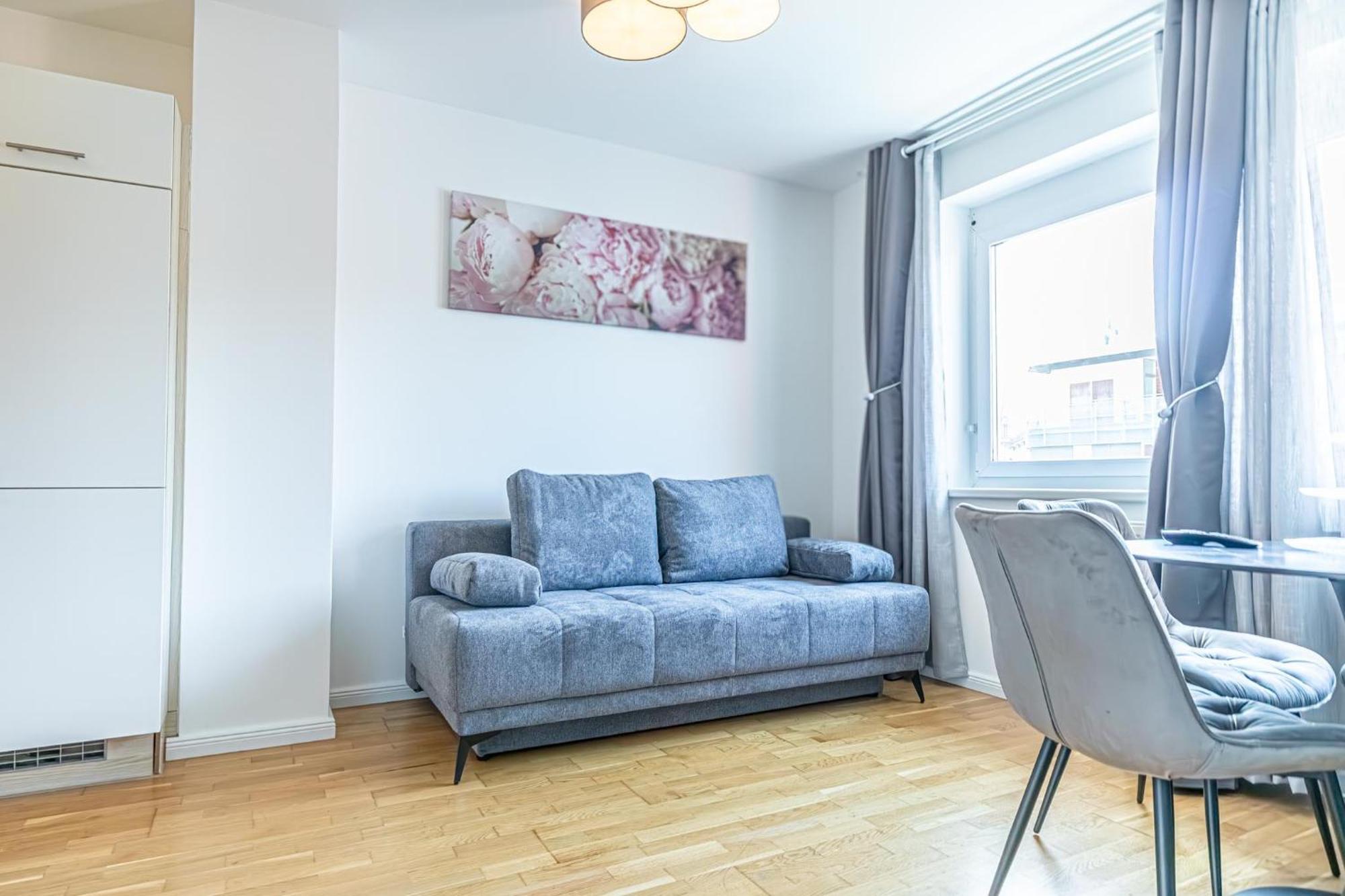 Chic 1br & 1lr, Kingbed, Only 9 Min To Center Via Metro *