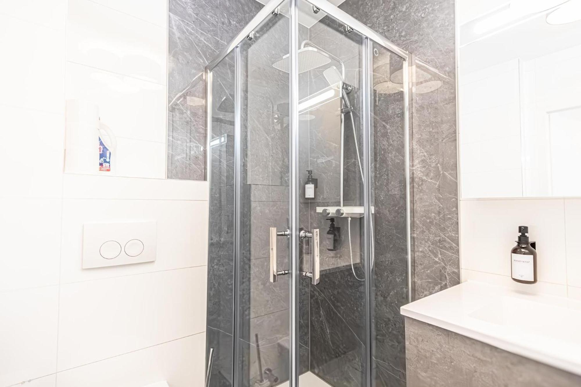 Chic 1br & 1lr, Kingbed, Only 9 Min To Center Via Metro