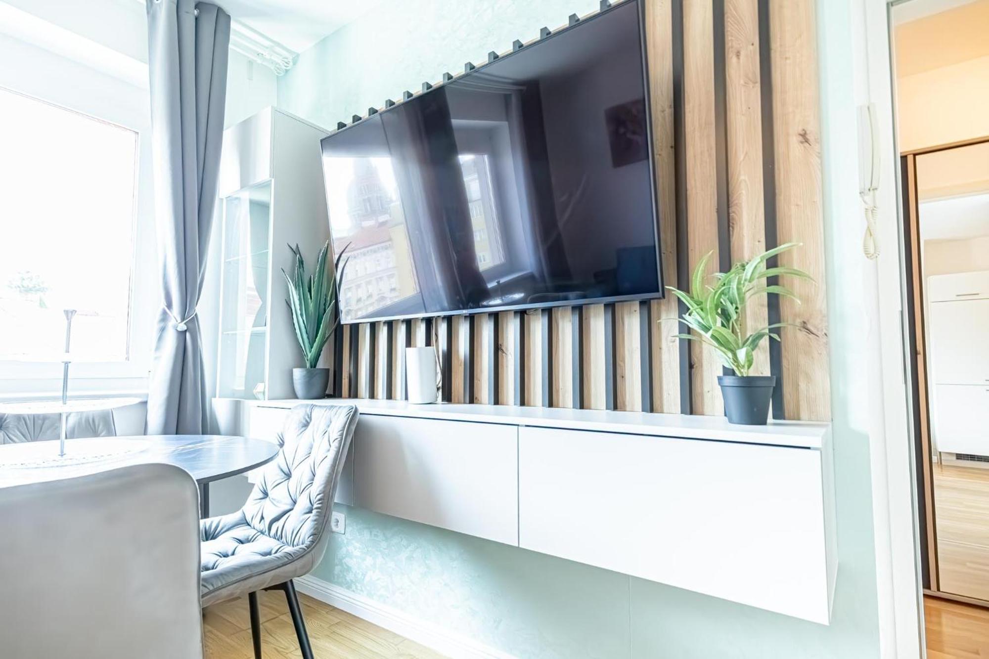 Apartment Chic 1br & 1lr, Kingbed, Only 9 Min To Center Via Metro