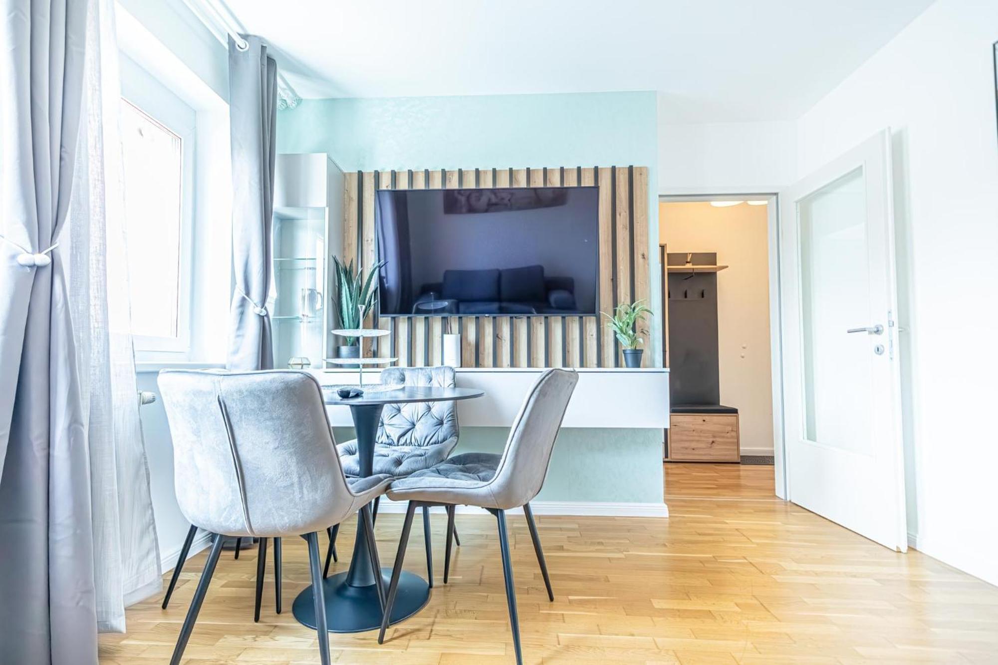 Apartment Chic 1br & 1lr, Kingbed, Only 9 Min To Center Via Metro *