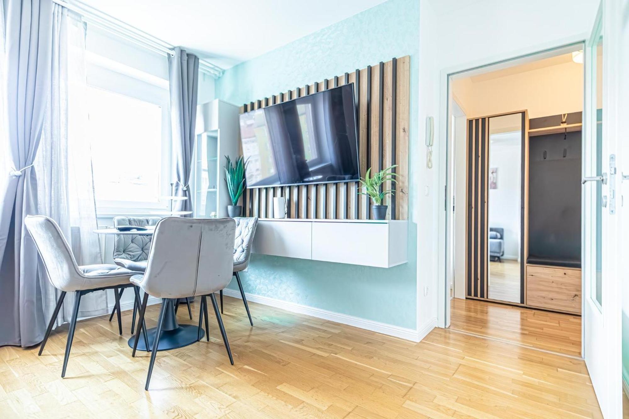 Chic 1br & 1lr, Kingbed, Only 9 Min To Center Via Metro *