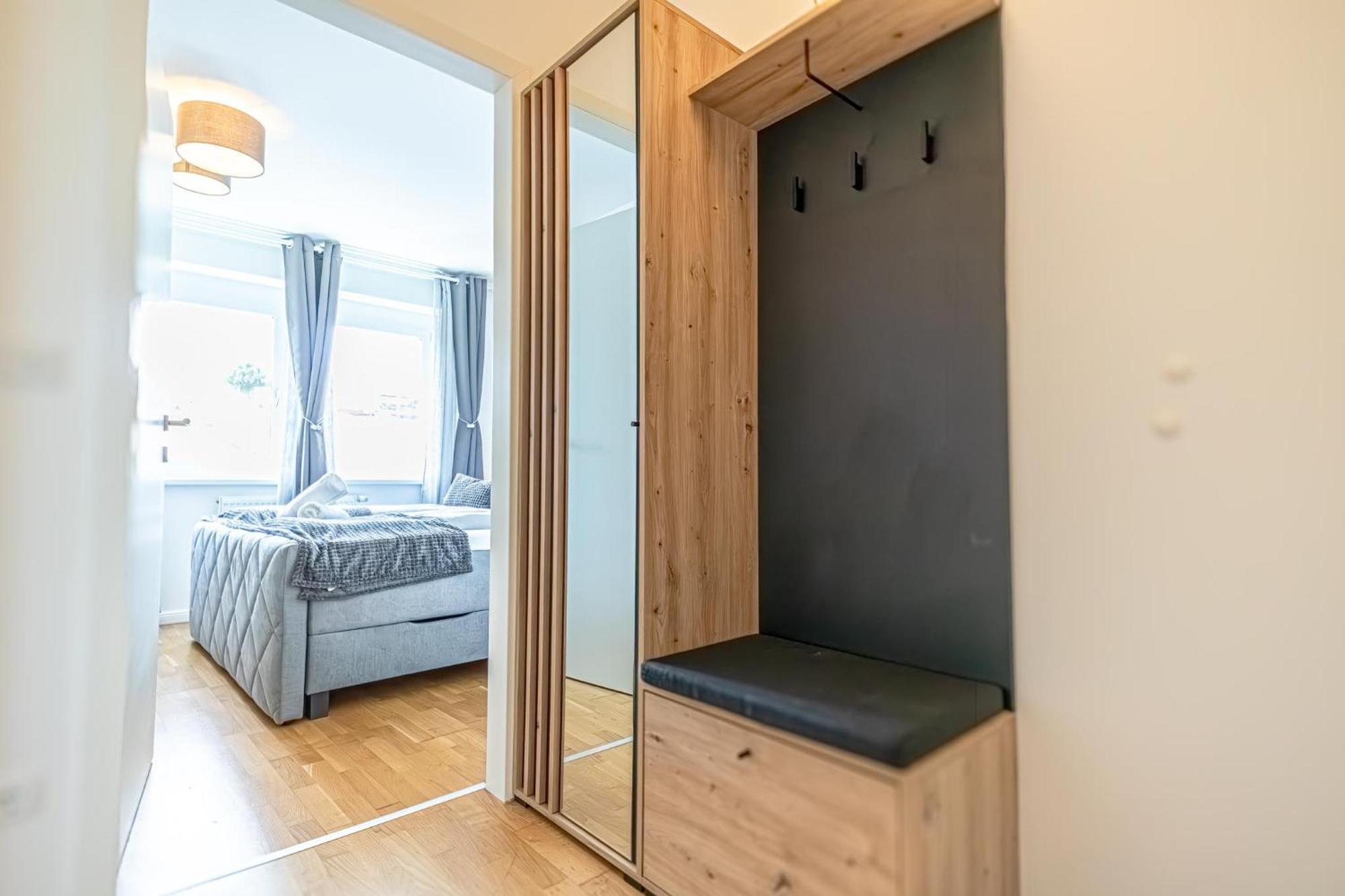Chic 1br & 1lr, Kingbed, Only 9 Min To Center Via Metro