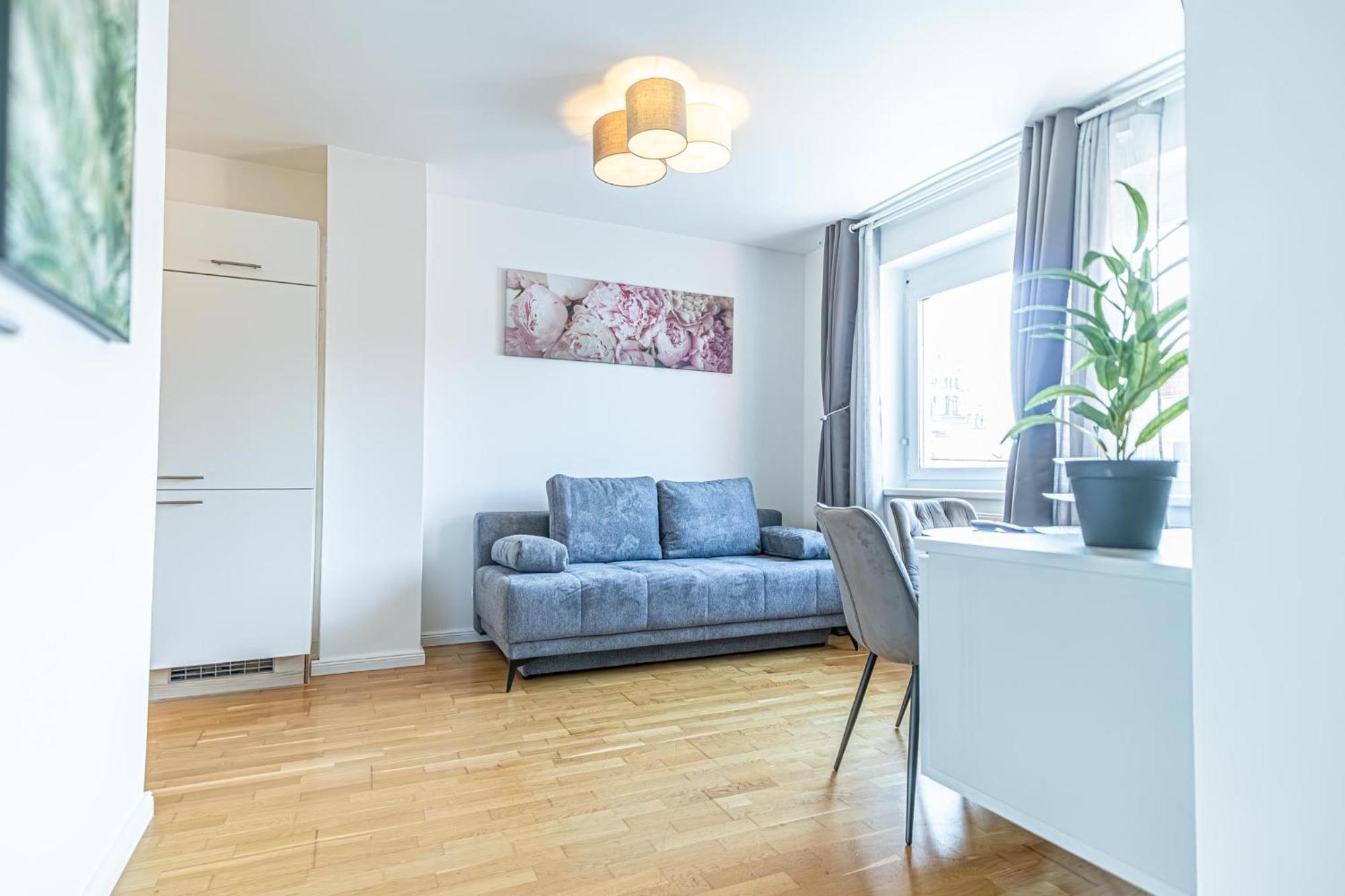 Chic 1br & 1lr, Kingbed, Only 9 Min To Center Via Metro Apartment