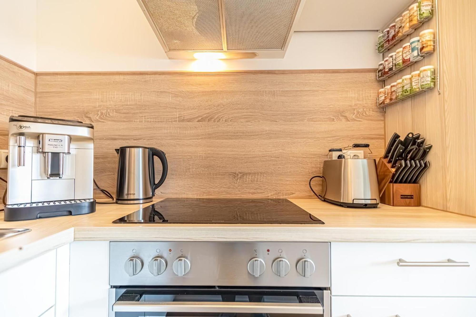 Apartment Chic 1br & 1lr, Kingbed, Only 9 Min To Center Via Metro
