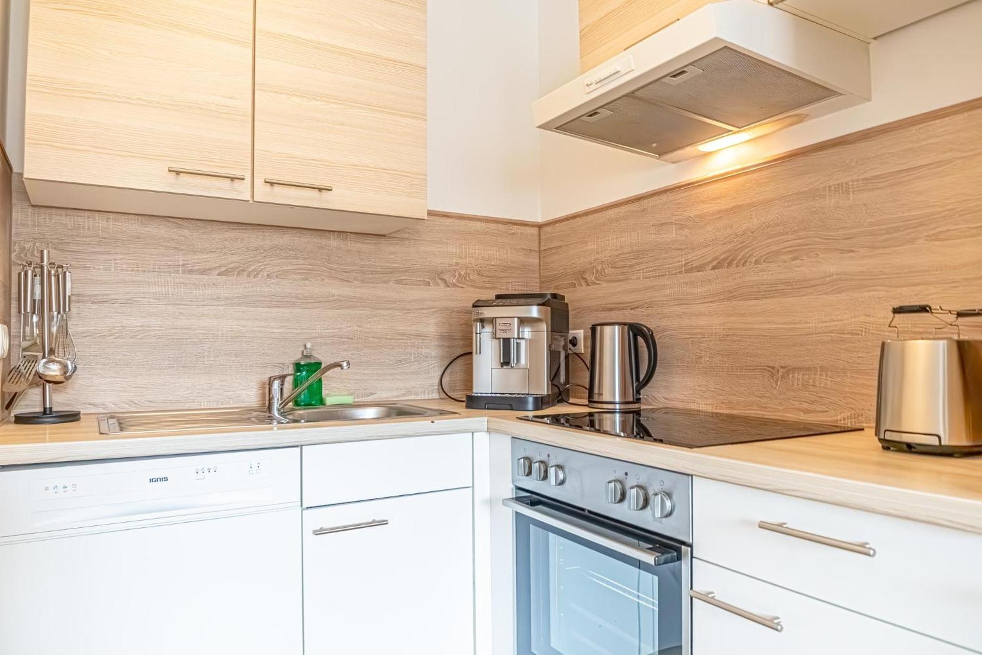 Chic 1br & 1lr, Kingbed, Only 9 Min To Center Via Metro Apartment *