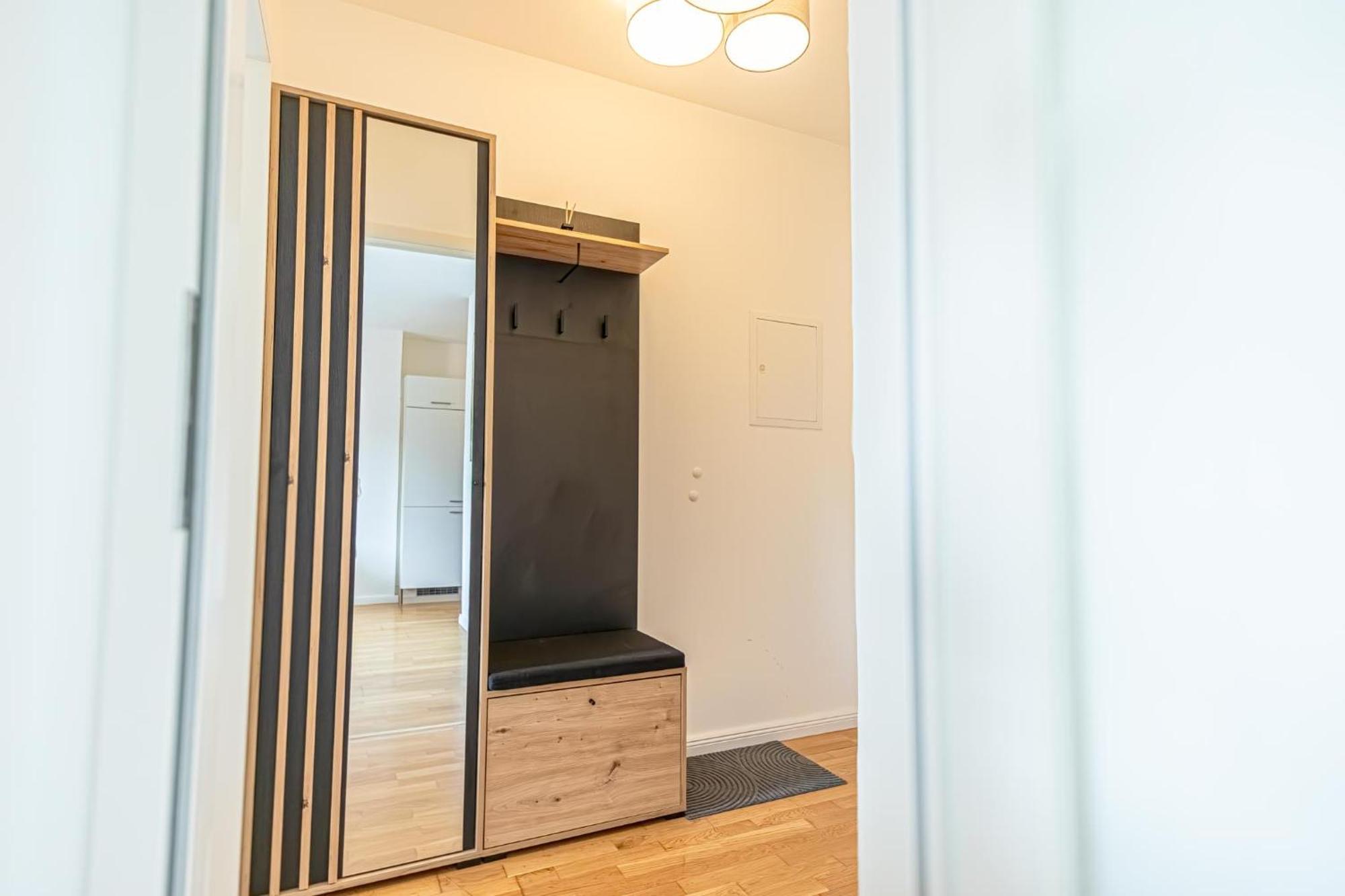 Apartment Chic 1br & 1lr, Kingbed, Only 9 Min To Center Via Metro *