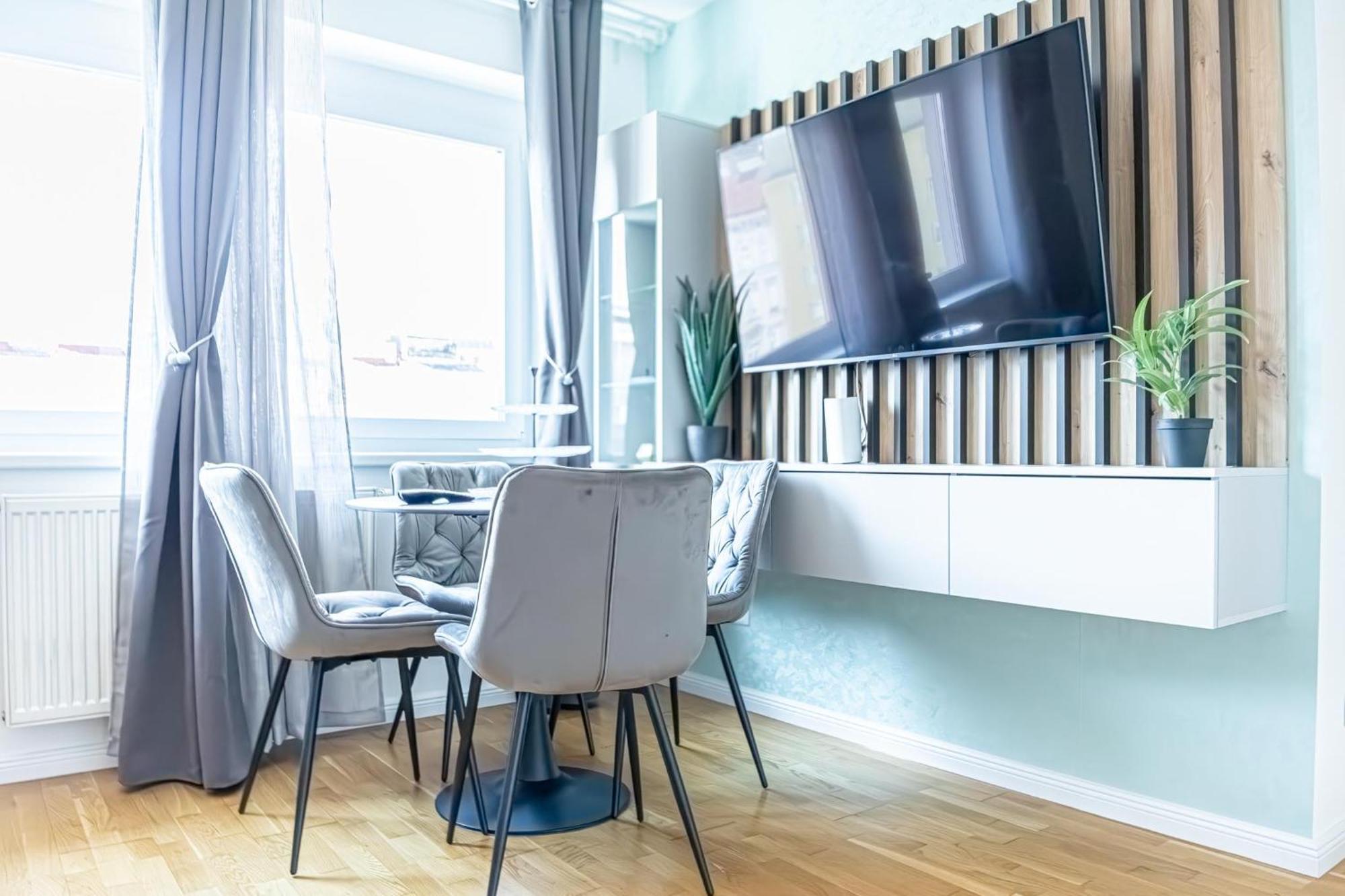 Apartment Chic 1br & 1lr, Kingbed, Only 9 Min To Center Via Metro Vienna