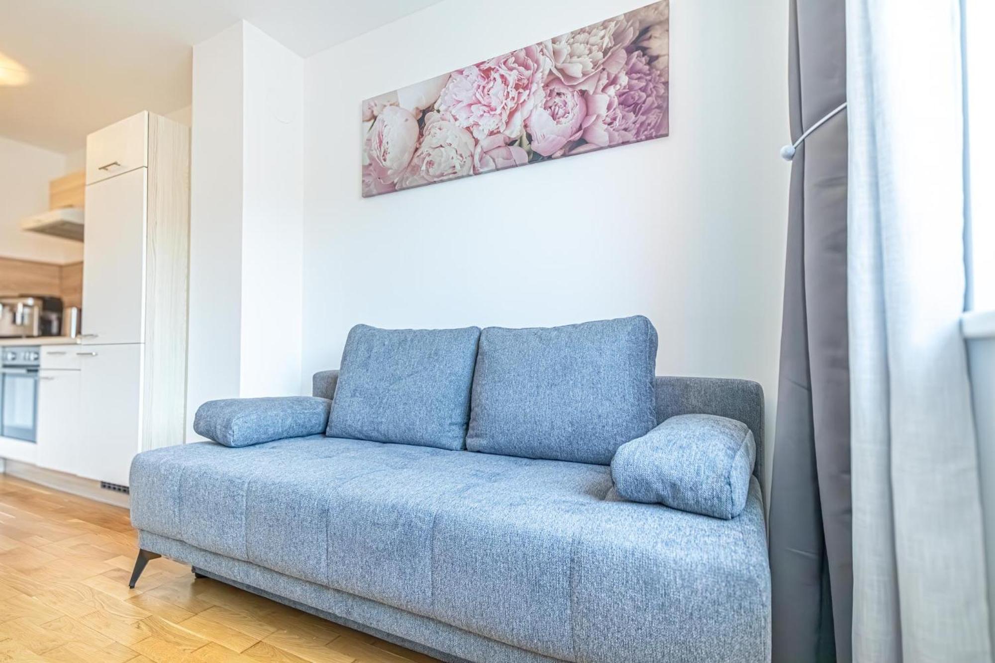Chic 1br & 1lr, Kingbed, Only 9 Min To Center Via Metro *