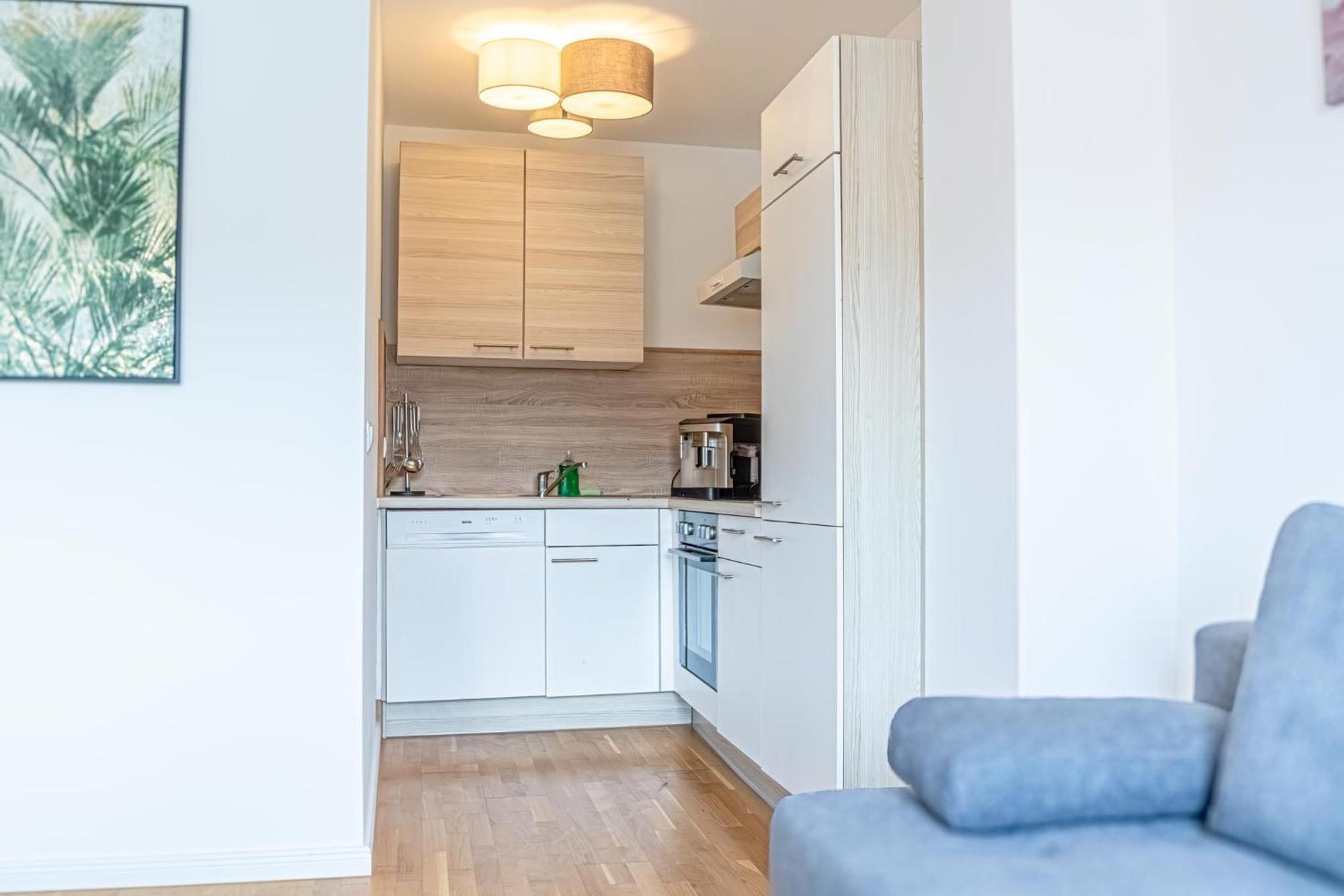 Chic 1br & 1lr, Kingbed, Only 9 Min To Center Via Metro