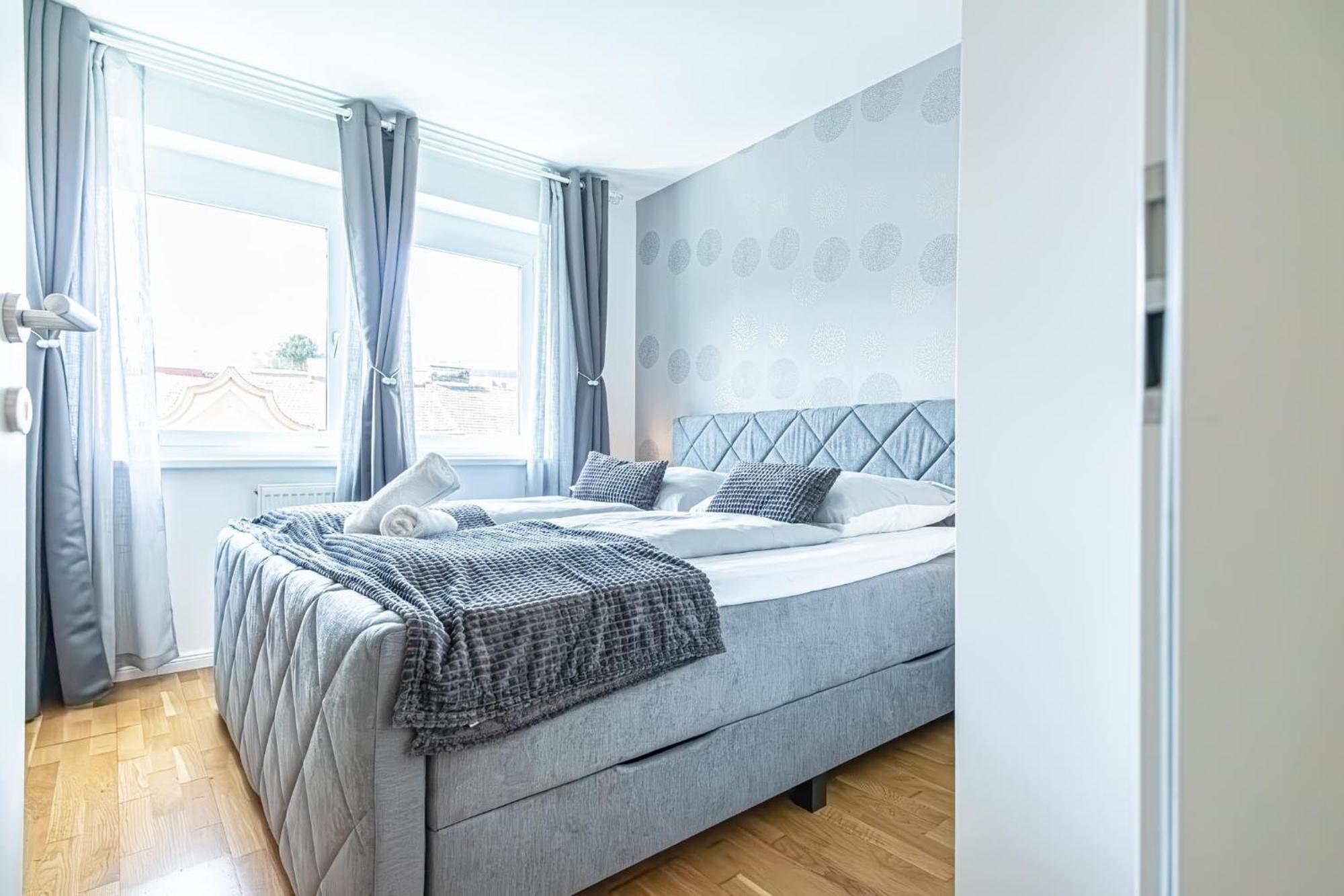 Chic 1br & 1lr, Kingbed, Only 9 Min To Center Via Metro Apartment