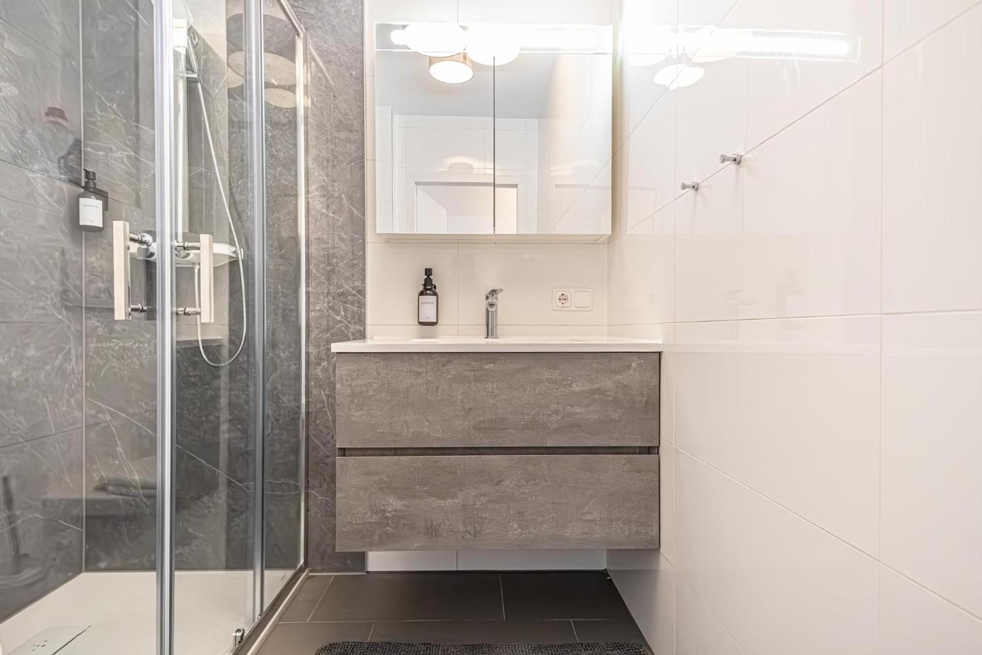 Apartment Chic 1br & 1lr, Kingbed, Only 9 Min To Center Via Metro