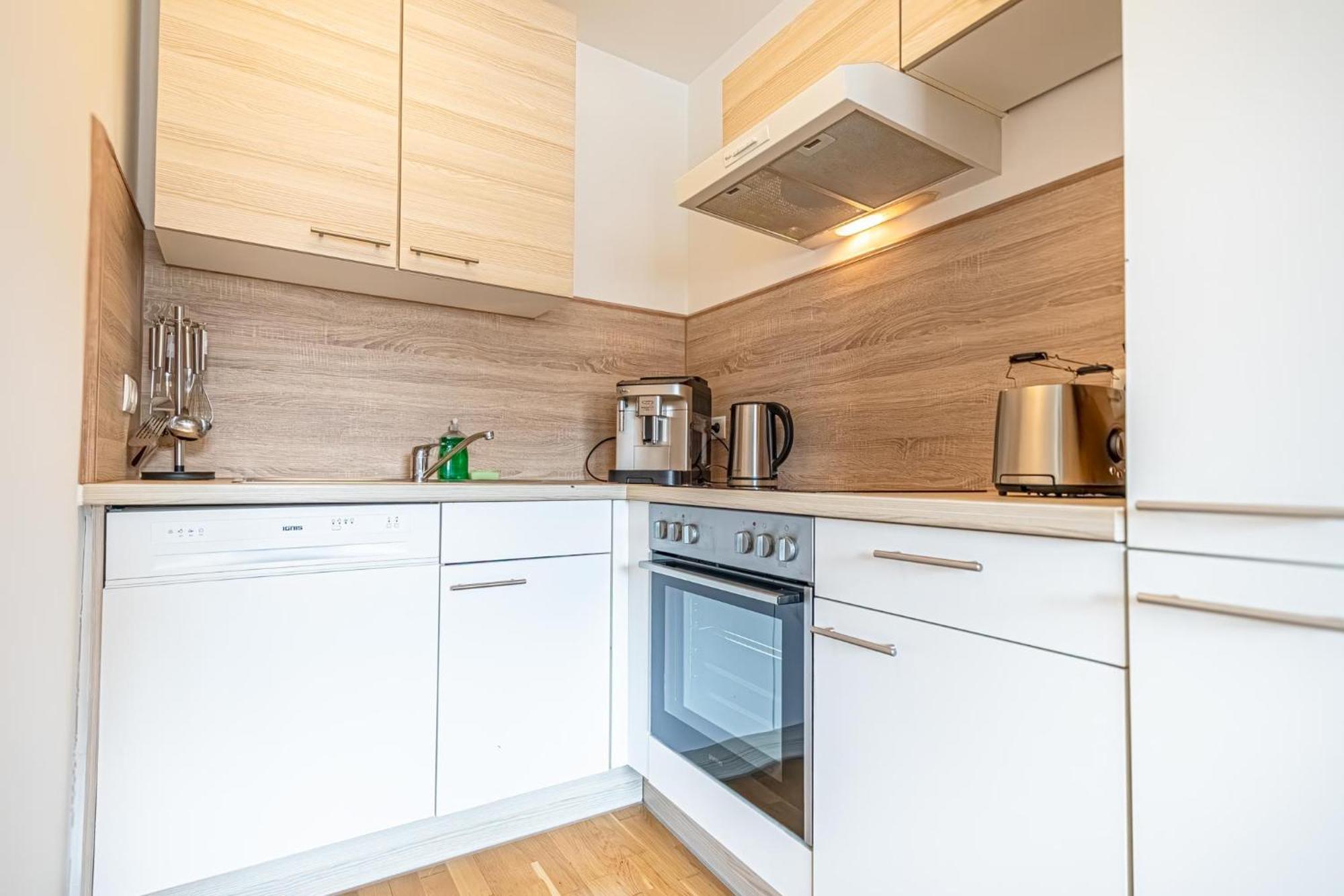 Chic 1br & 1lr, Kingbed, Only 9 Min To Center Via Metro Apartment Vienna