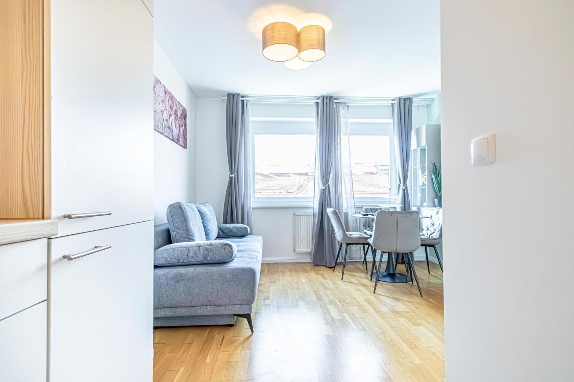 Chic 1br & 1lr, Kingbed, Only 9 Min To Center Via Metro *