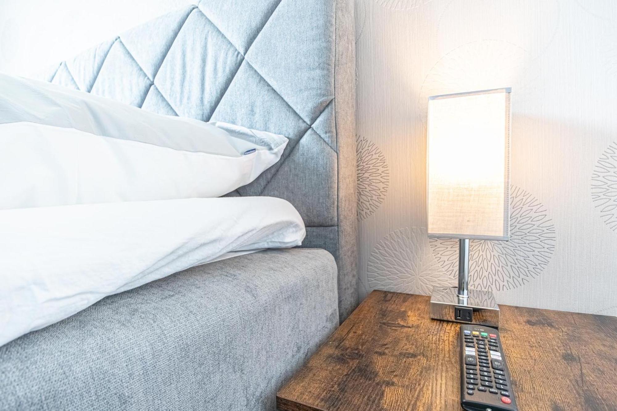Apartment Chic 1br & 1lr, Kingbed, Only 9 Min To Center Via Metro