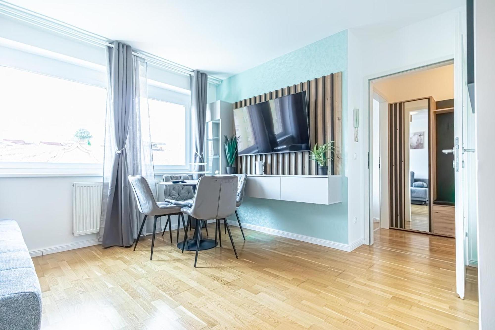 Chic 1br & 1lr, Kingbed, Only 9 Min To Center Via Metro Apartment *