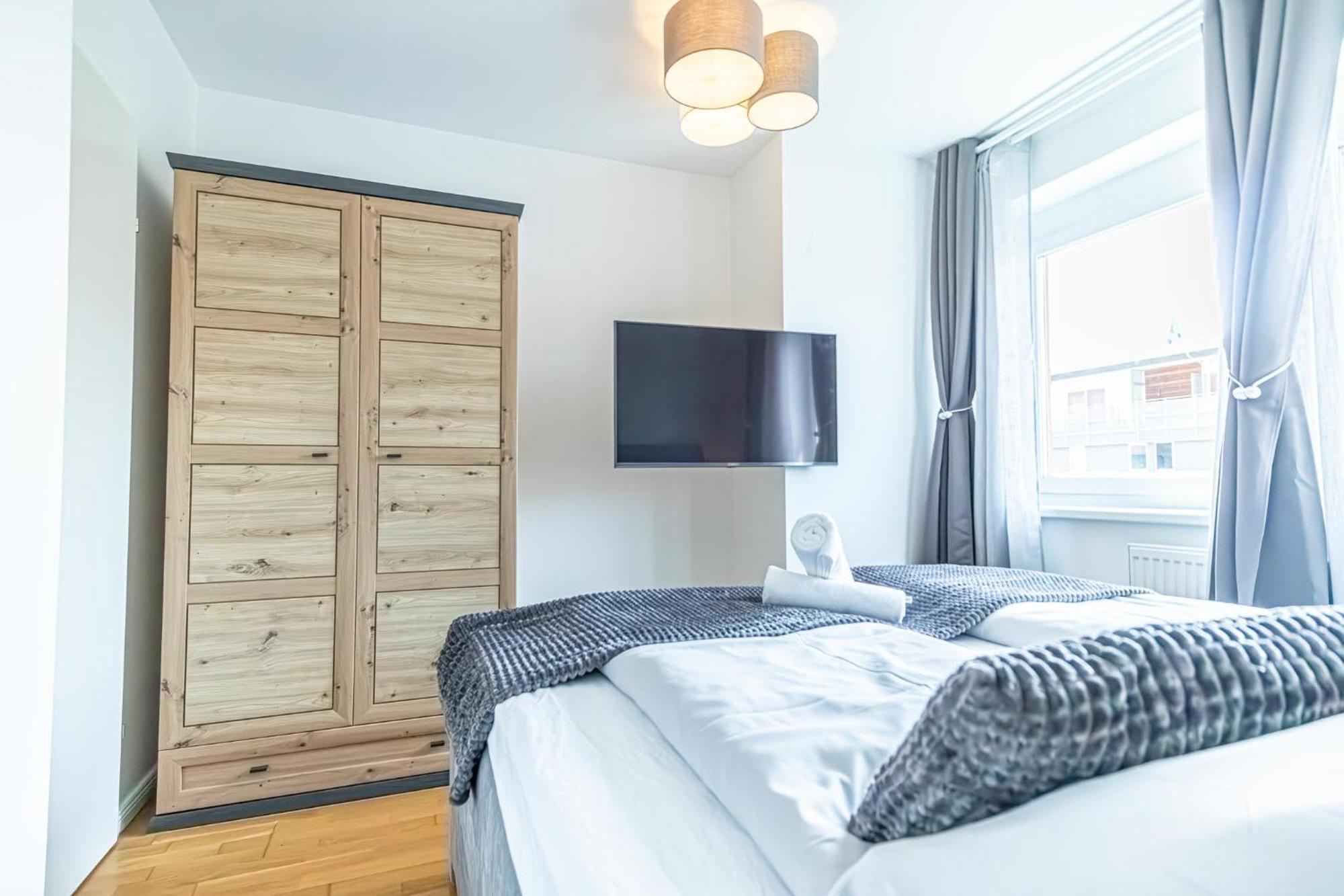 Chic 1br & 1lr, Kingbed, Only 9 Min To Center Via Metro Apartment