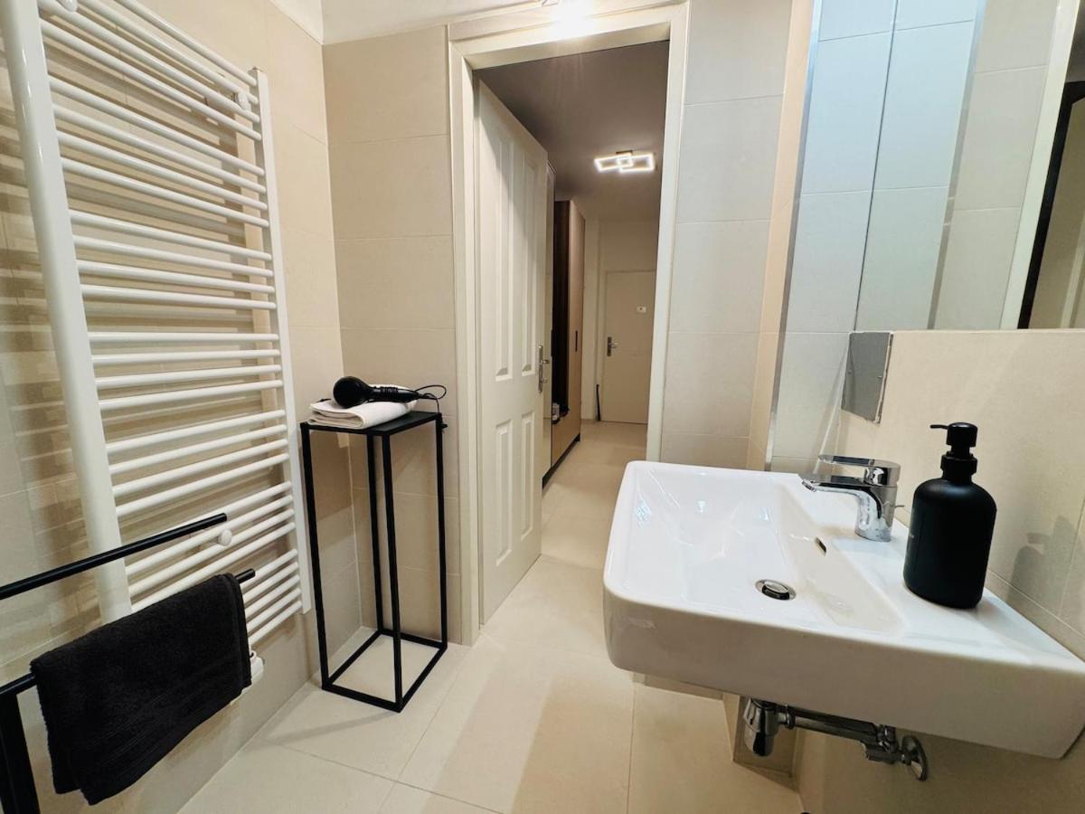 Cozy Next To Subway Station & Parking Apartment